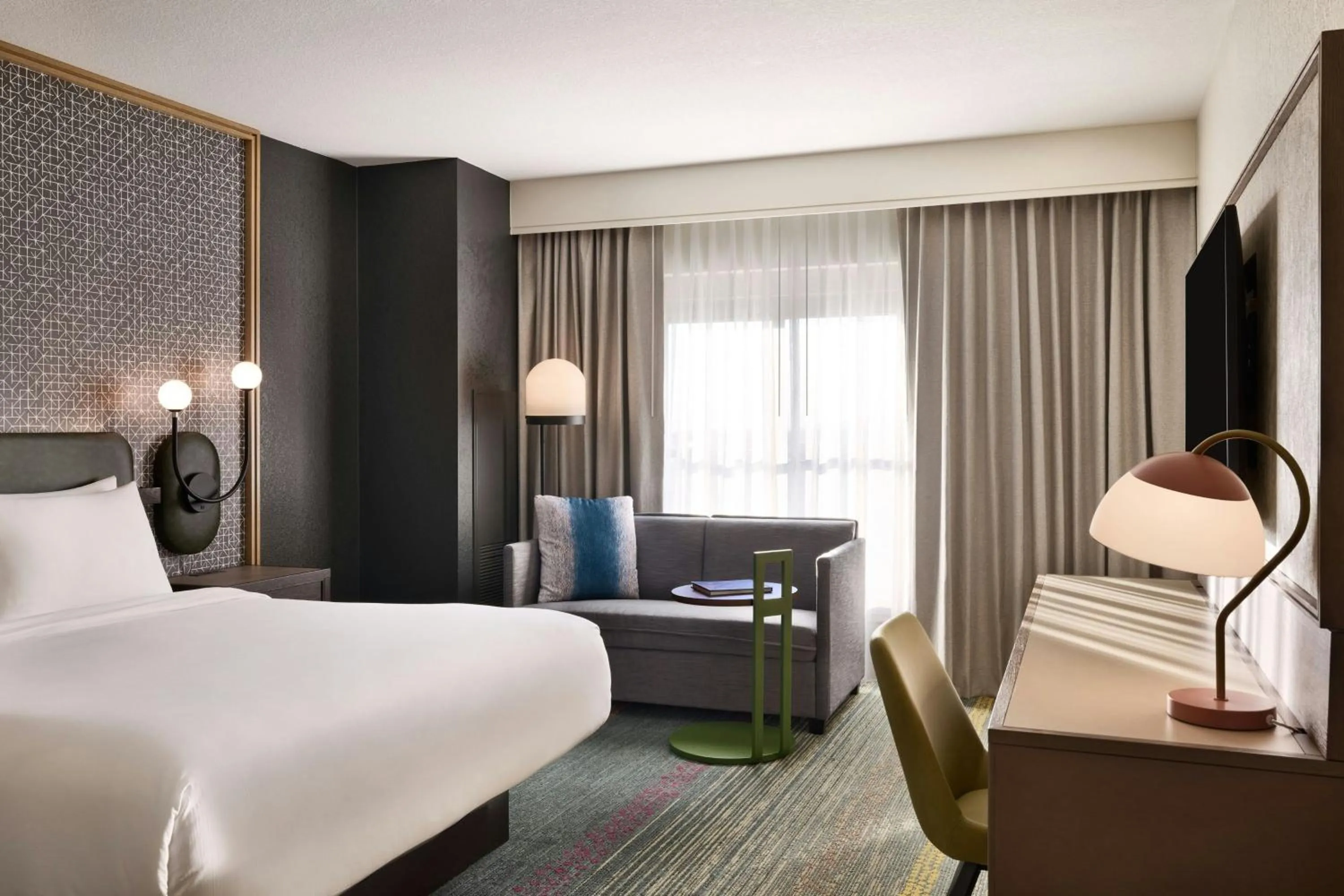 Photo of the whole room, Bed in Renaissance Phoenix Glendale Hotel & Conference Center