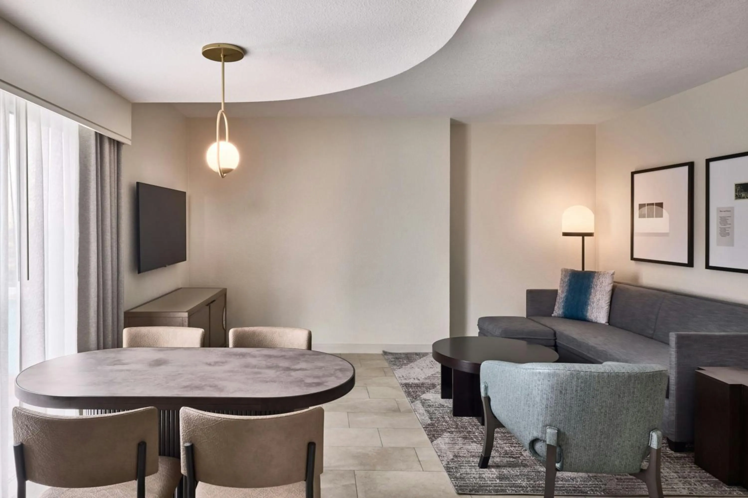 Living room in Renaissance Phoenix Glendale Hotel & Conference Center