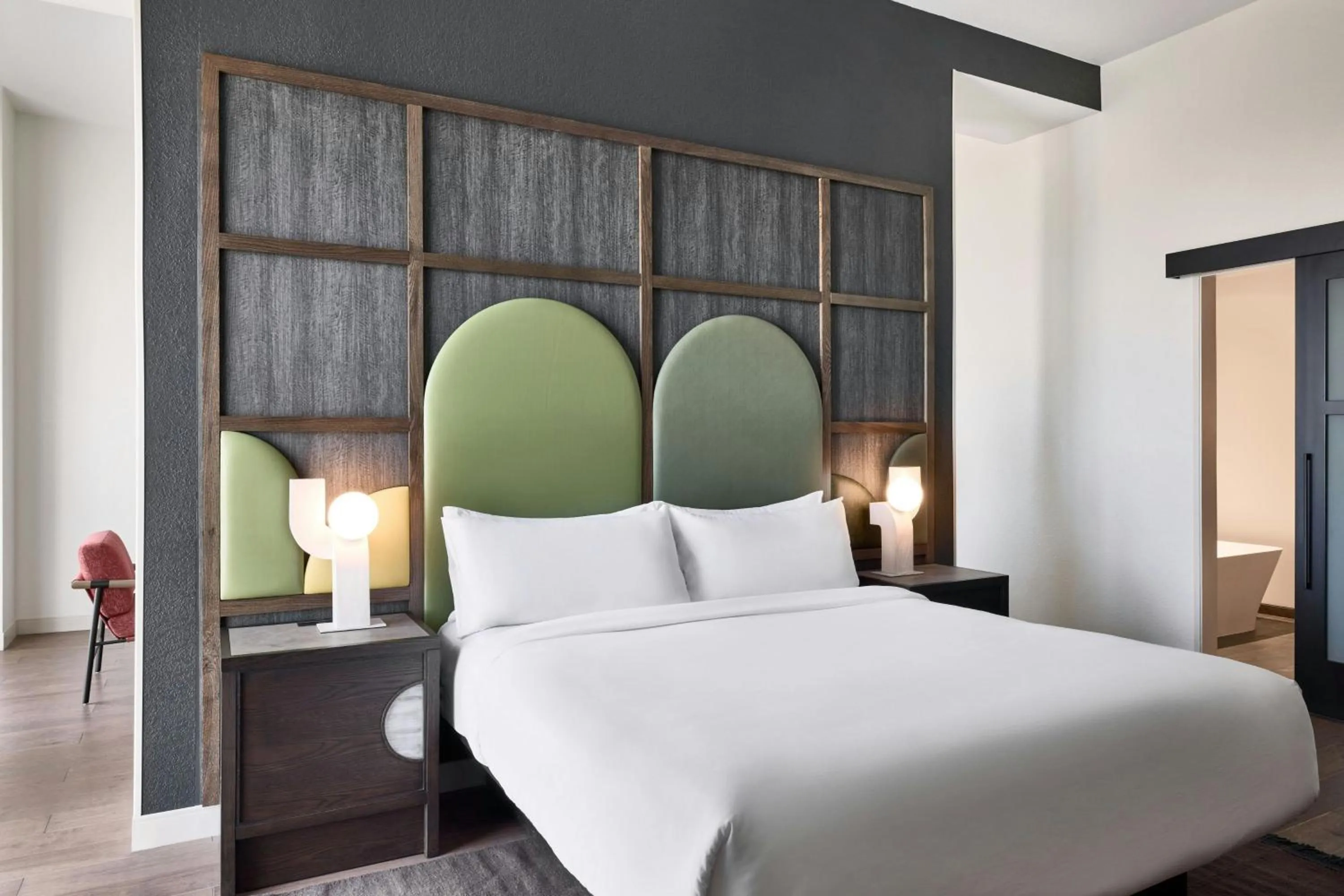 Photo of the whole room, Bed in Renaissance Phoenix Glendale Hotel & Conference Center