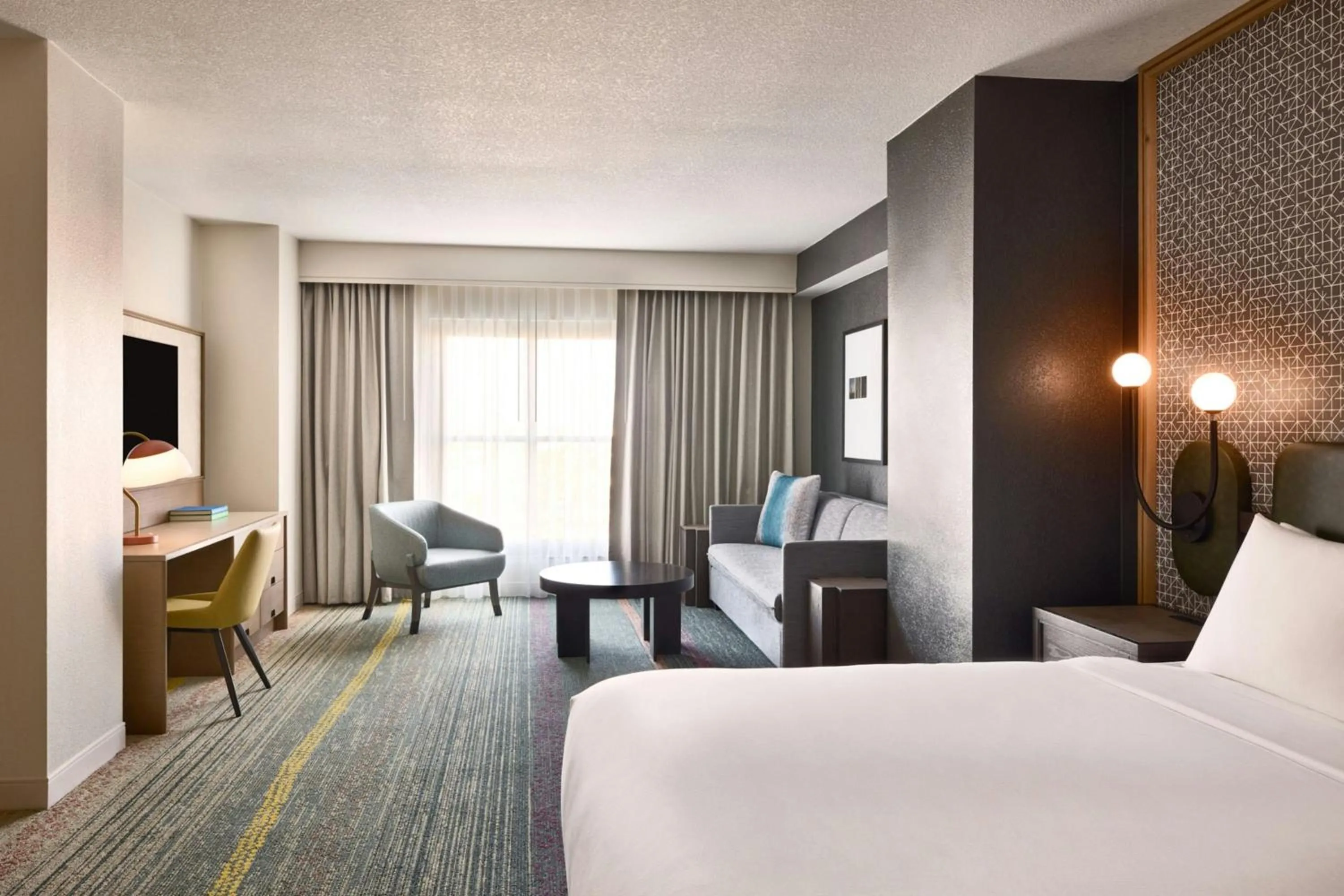 Photo of the whole room, Bed in Renaissance Phoenix Glendale Hotel & Conference Center