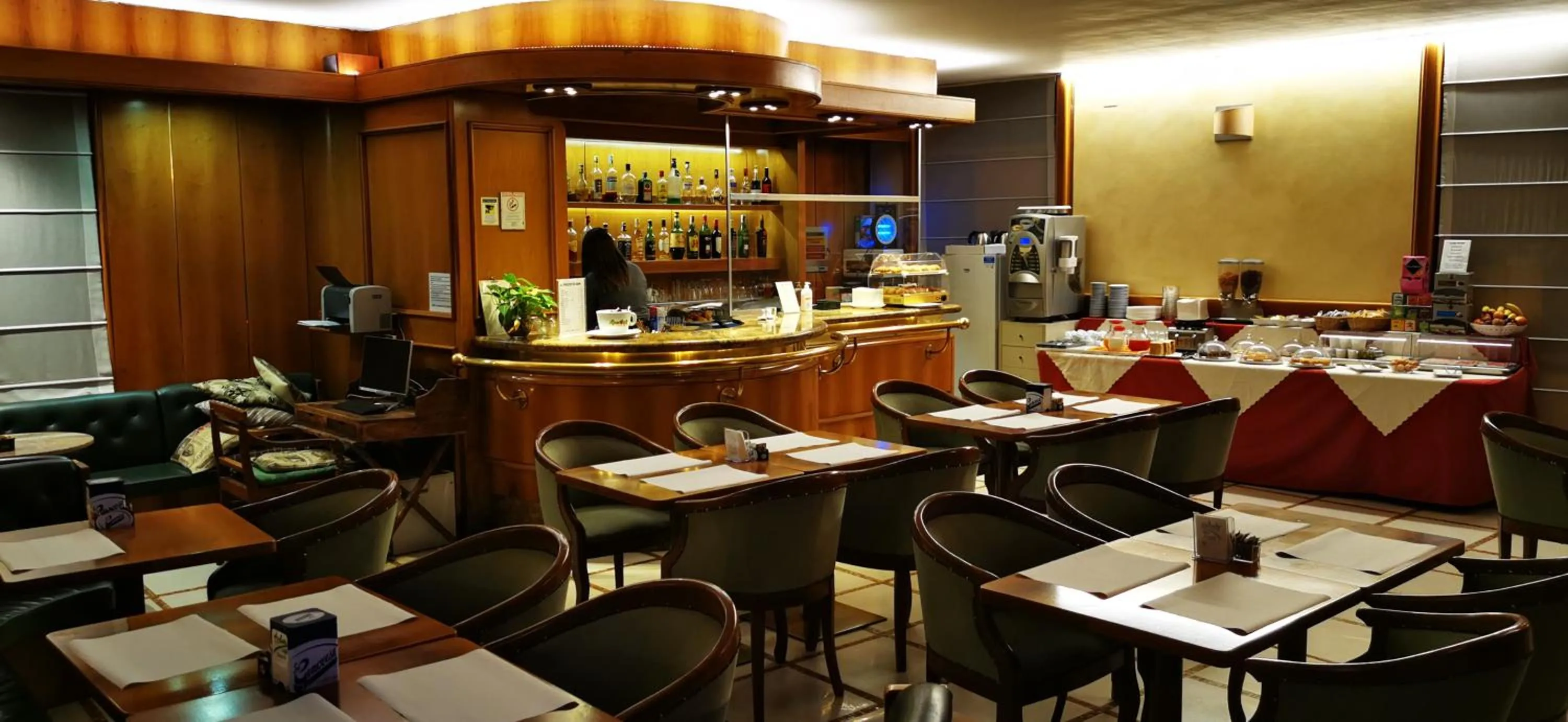 Restaurant/places to eat in New Alexander Hotel