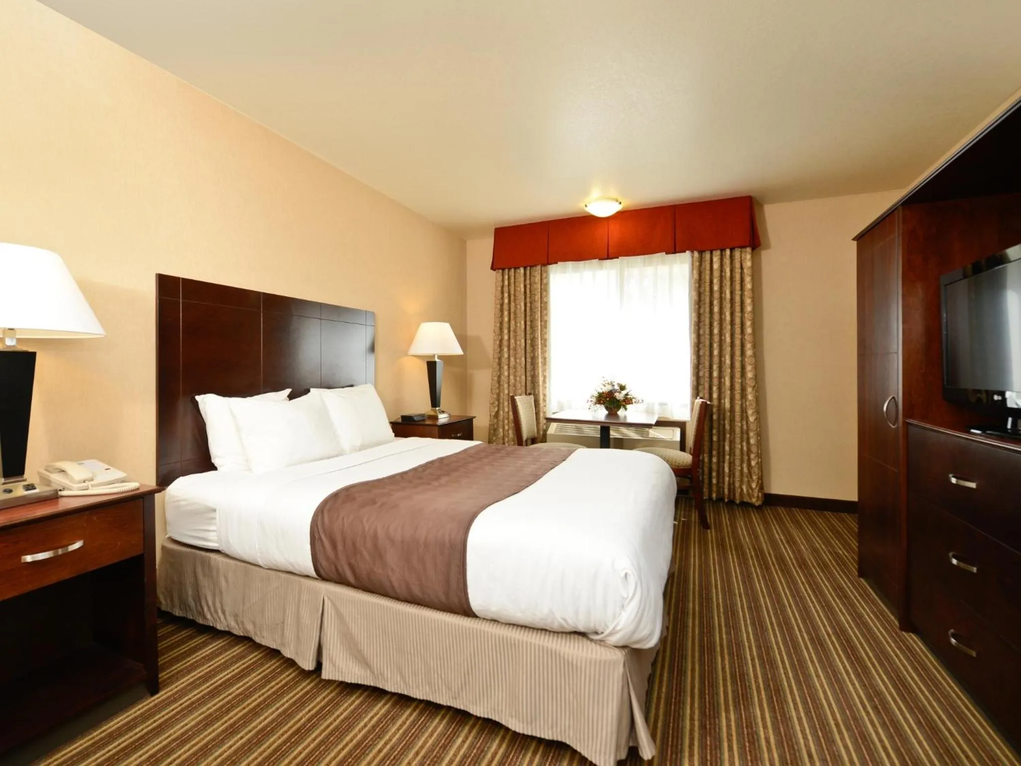 Bed in Yellowstone West Gate Hotel