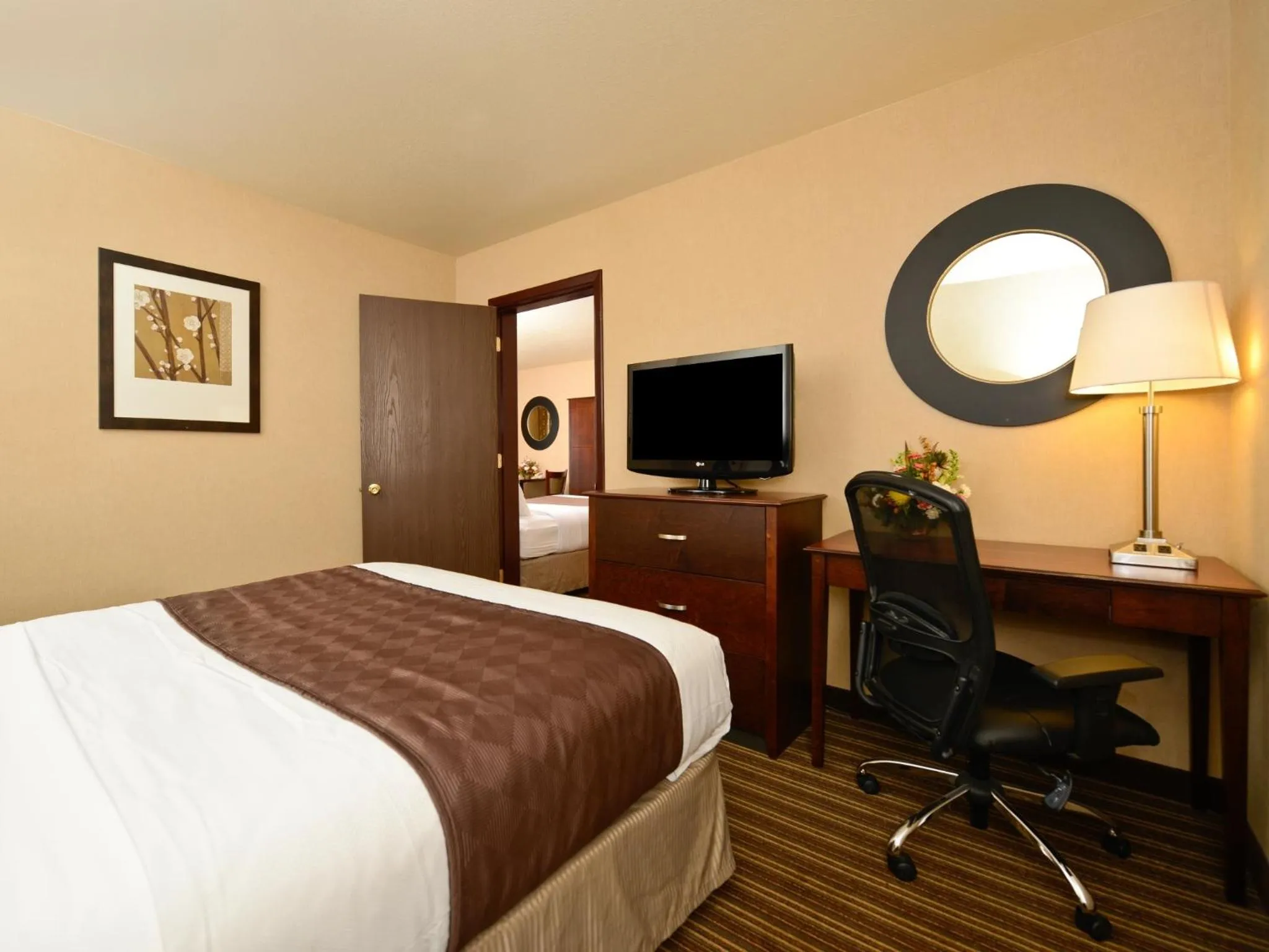 Bedroom, Bed in Yellowstone West Gate Hotel