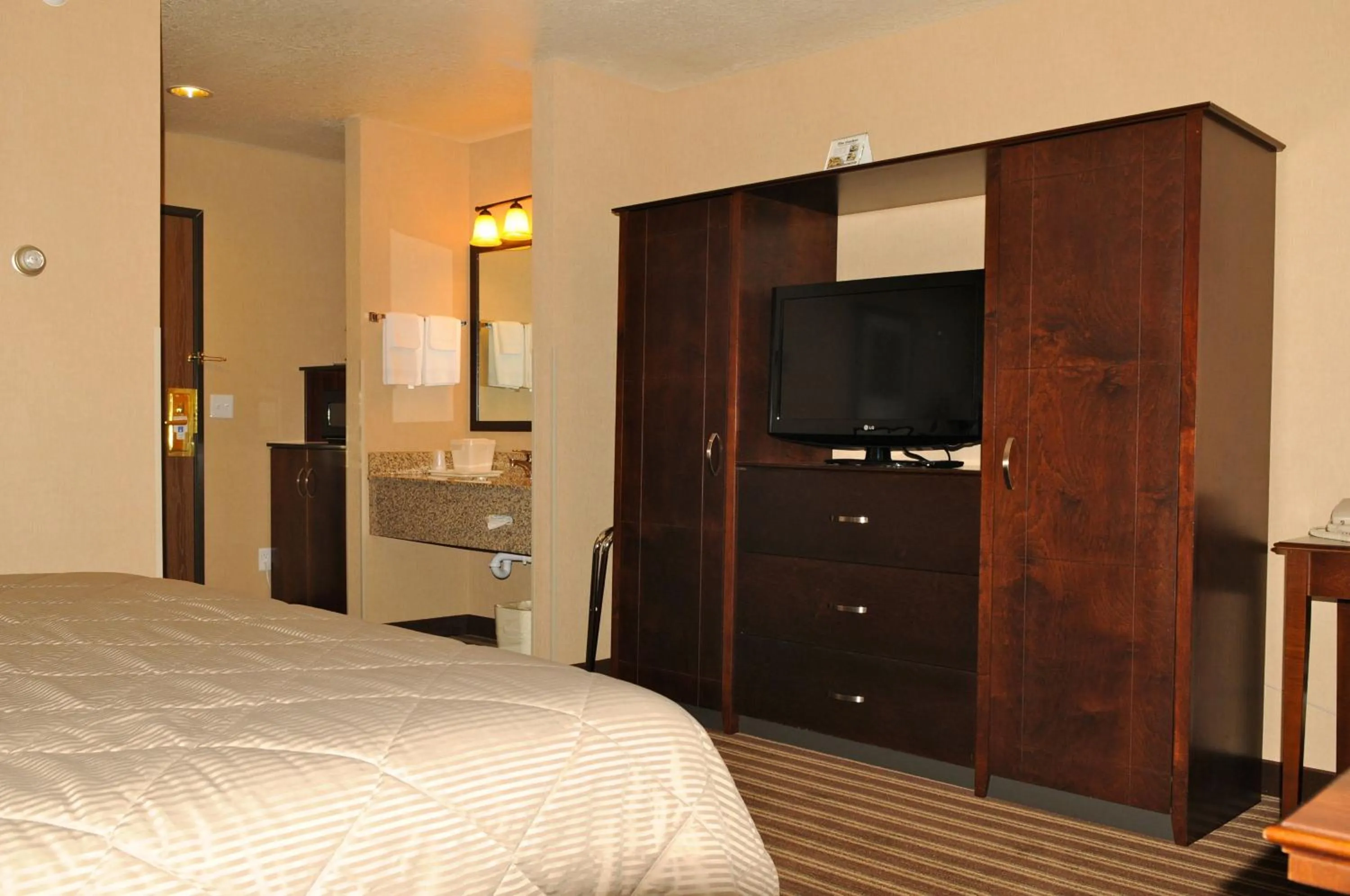 Photo of the whole room, Bed in Yellowstone West Gate Hotel