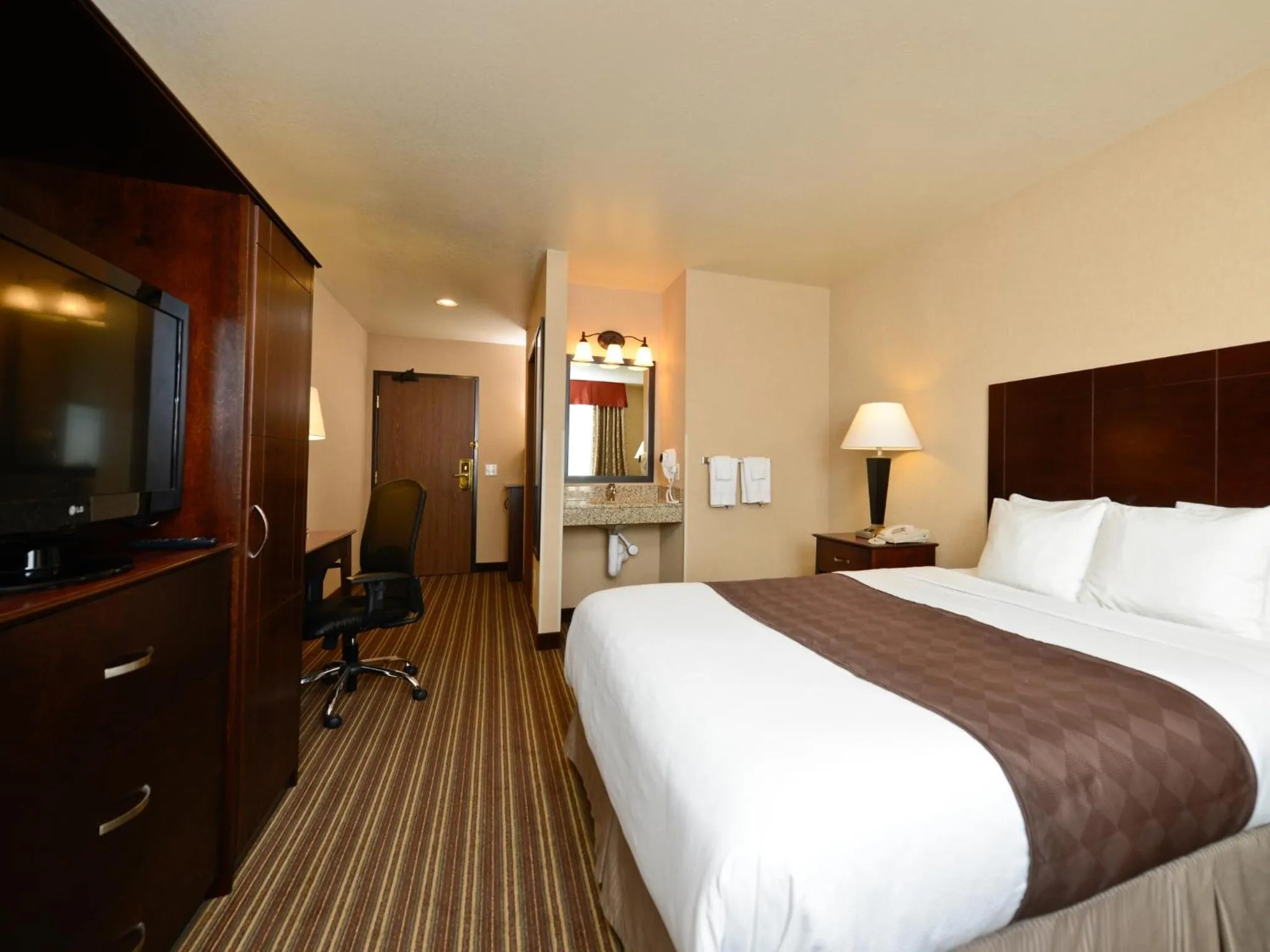 Photo of the whole room, Bed in Yellowstone West Gate Hotel