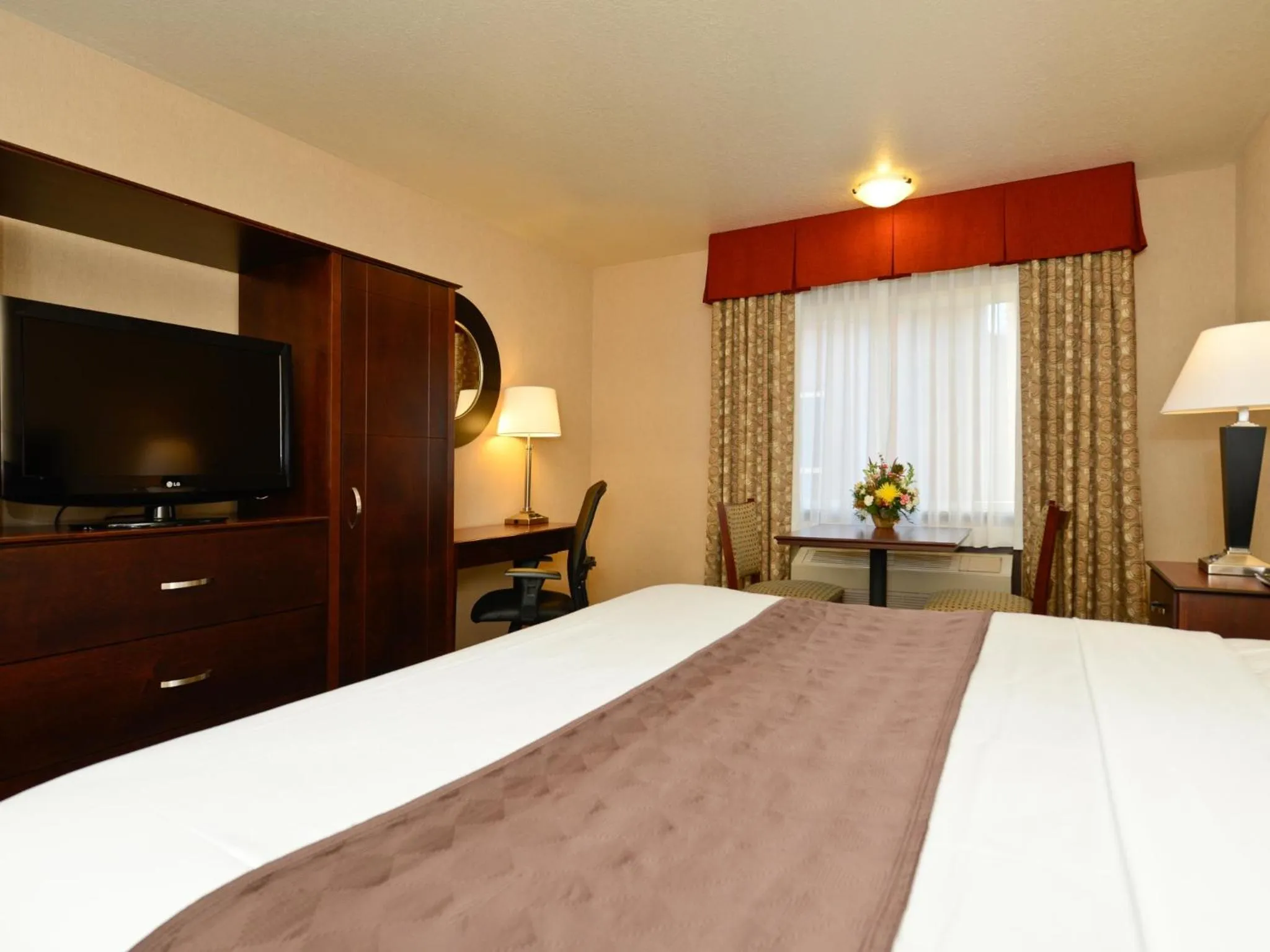 TV and multimedia, Bed in Yellowstone West Gate Hotel