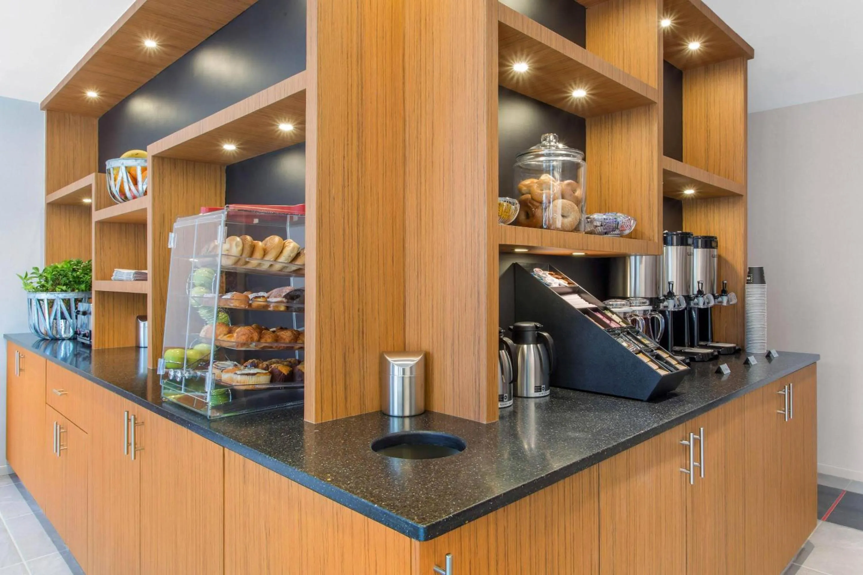 Breakfast in Insignia Hotel Brooklyn, an Ascend Collection Hotel