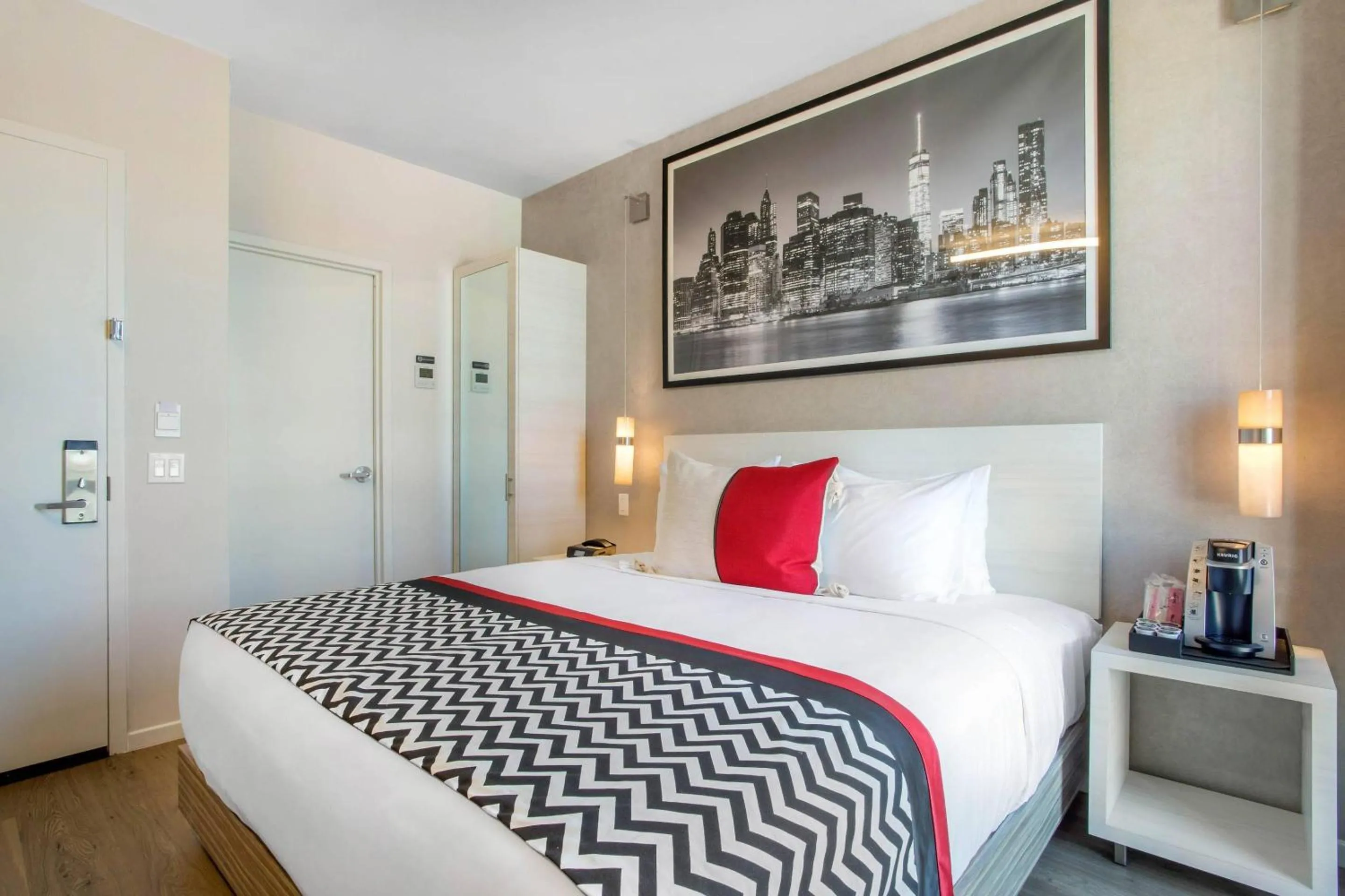 Bedroom, Bed in Insignia Hotel Brooklyn, an Ascend Collection Hotel