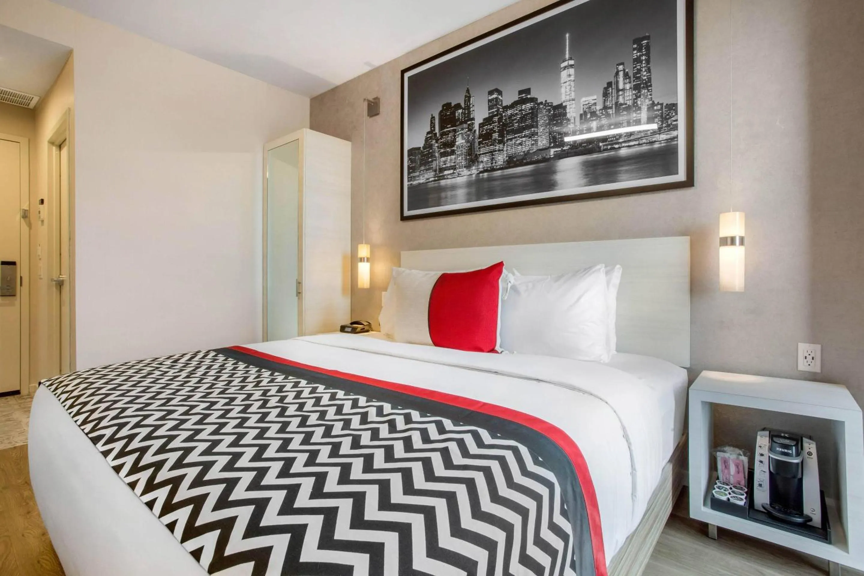 Bedroom, Bed in Insignia Hotel Brooklyn, an Ascend Collection Hotel