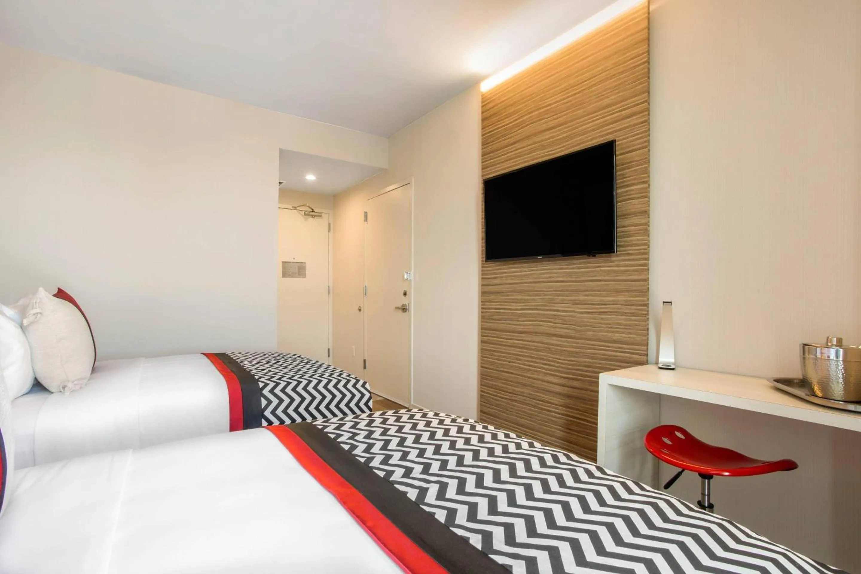 Bedroom, Bed in Insignia Hotel Brooklyn, an Ascend Collection Hotel