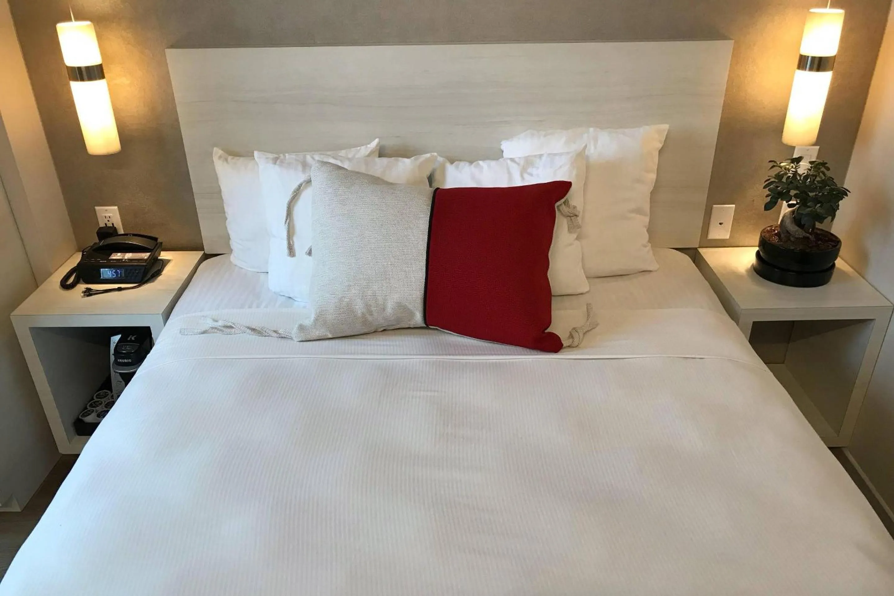 Bedroom, Bed in Insignia Hotel Brooklyn, an Ascend Collection Hotel