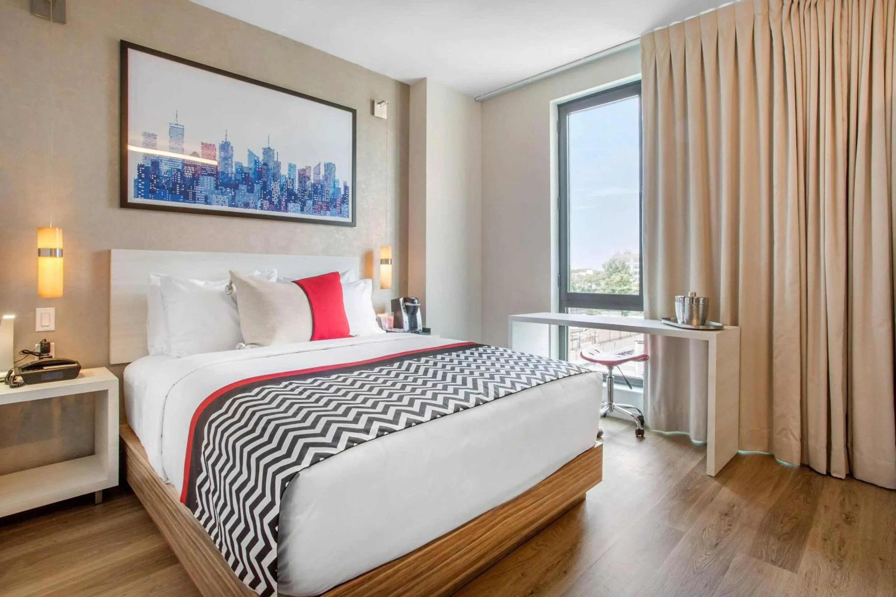 Bedroom, Bed in Insignia Hotel Brooklyn, an Ascend Collection Hotel