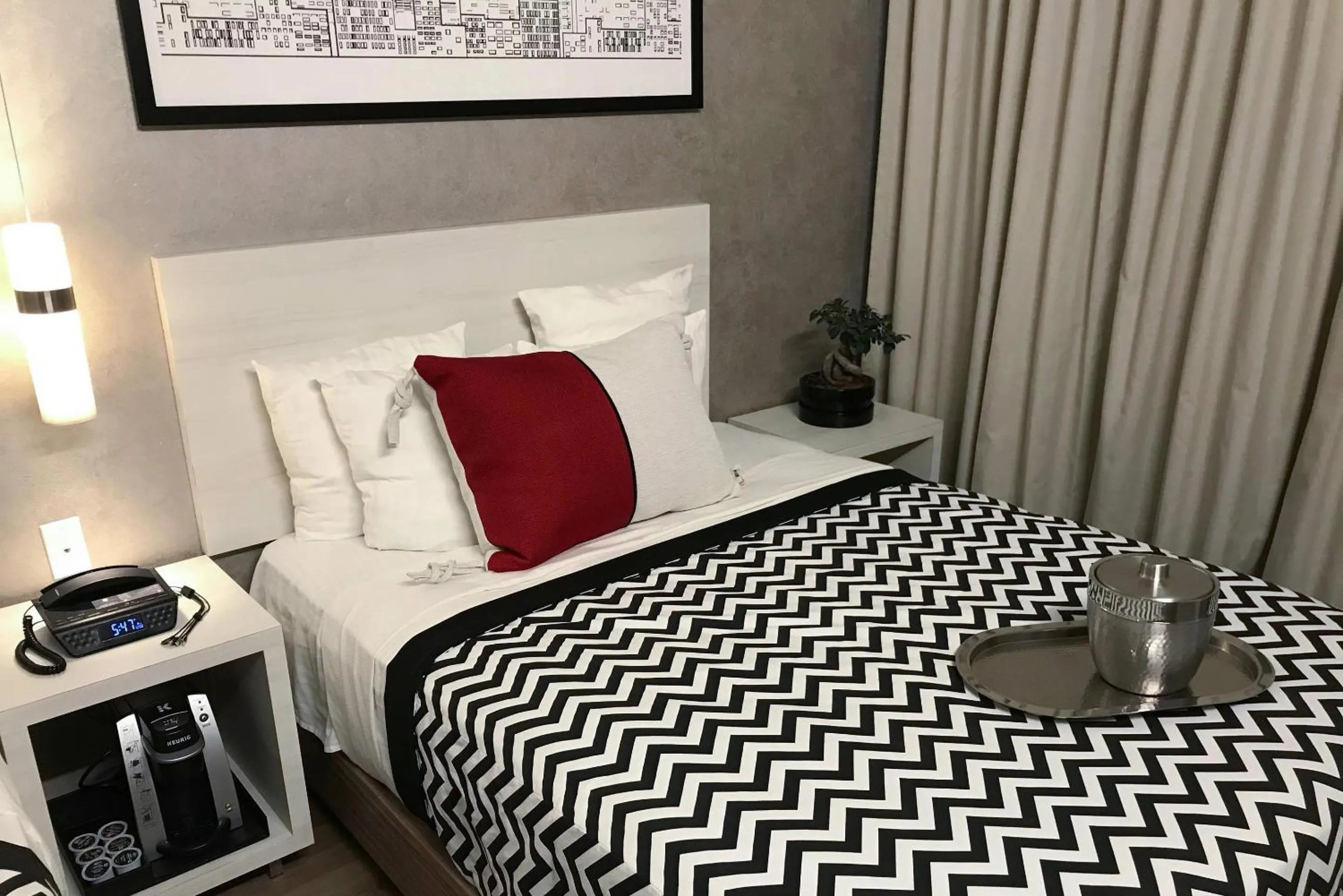 Bedroom, Bed in Insignia Hotel Brooklyn, an Ascend Collection Hotel