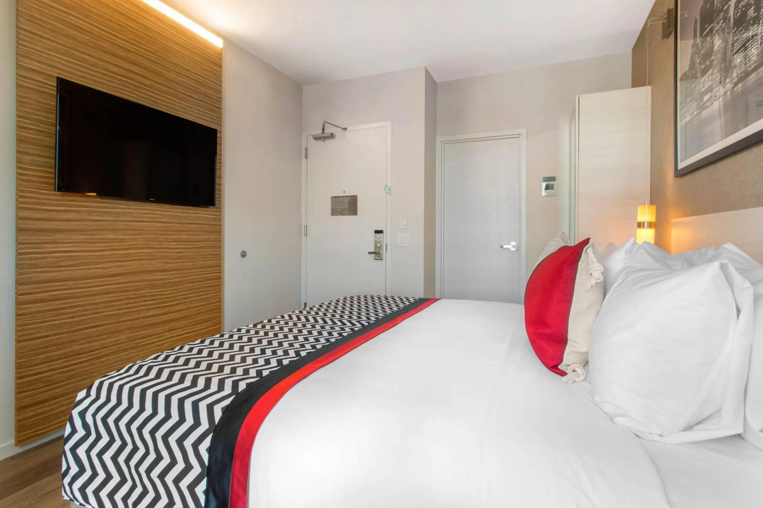 Bedroom, Bed in Insignia Hotel Brooklyn, an Ascend Collection Hotel