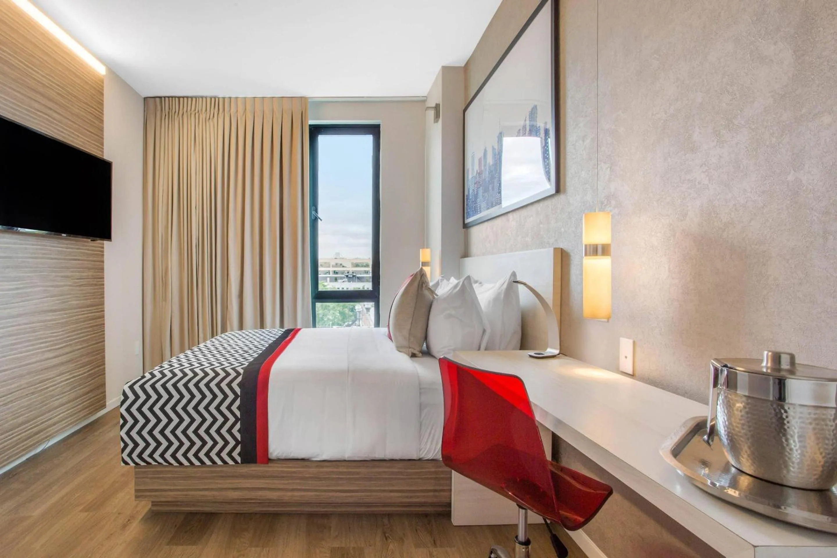 Bedroom, Bed in Insignia Hotel Brooklyn, an Ascend Collection Hotel