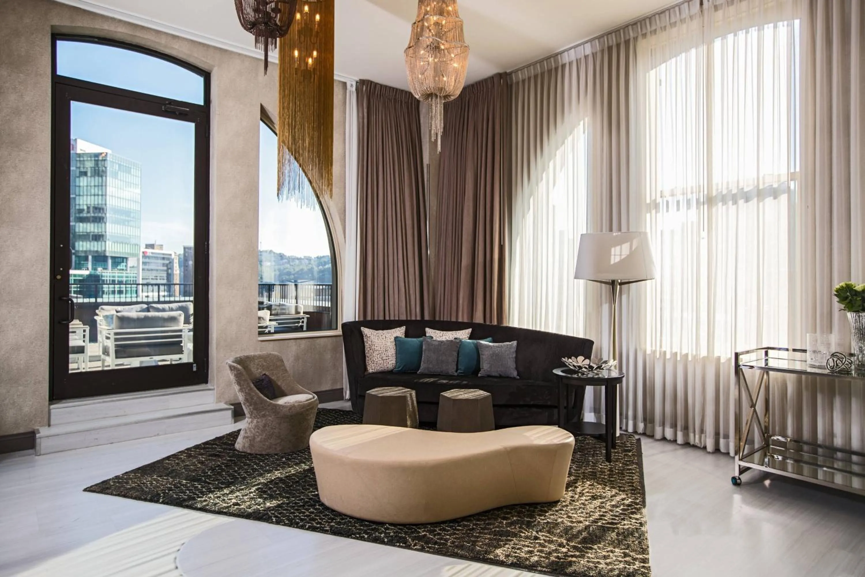 Living room in Renaissance Pittsburgh Hotel