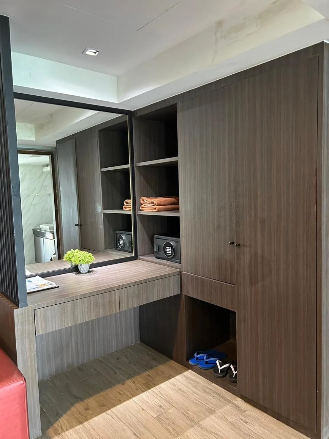 safe, Bed in Cliff Lanta Suite-Koh Lanta Krabi