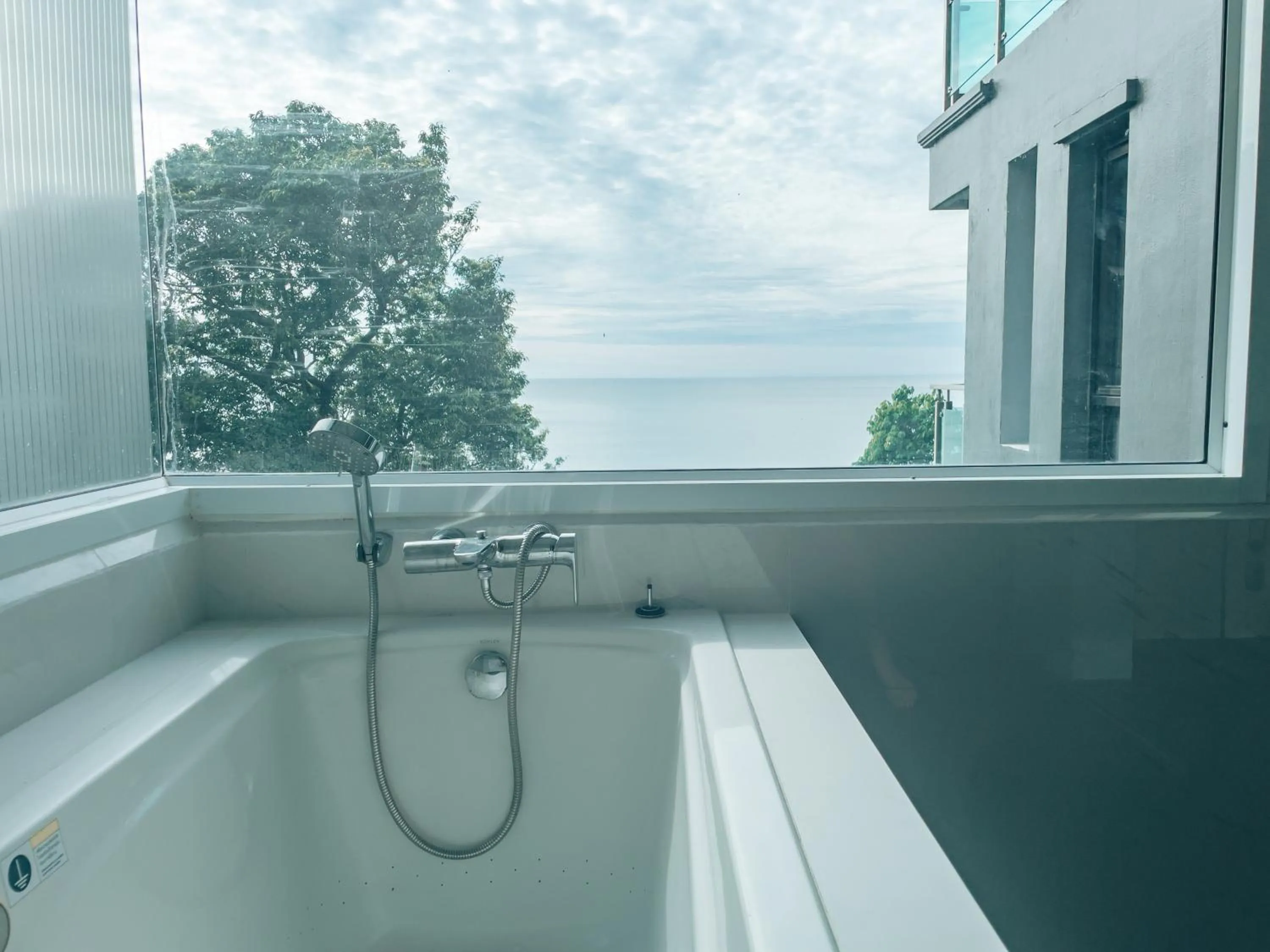 Bath in Cliff Lanta Suite-Koh Lanta Krabi