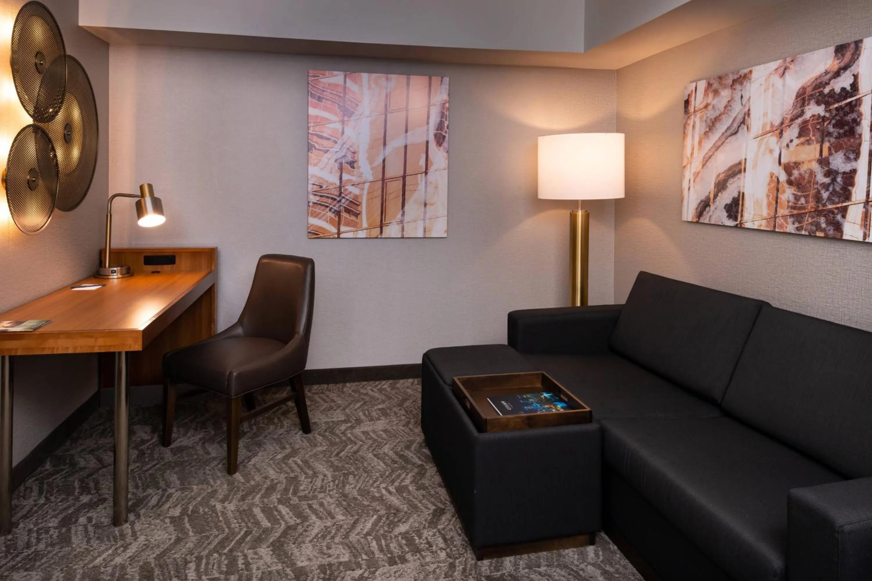 Living room in SpringHill Suites by Marriott Pittsburgh North Shore