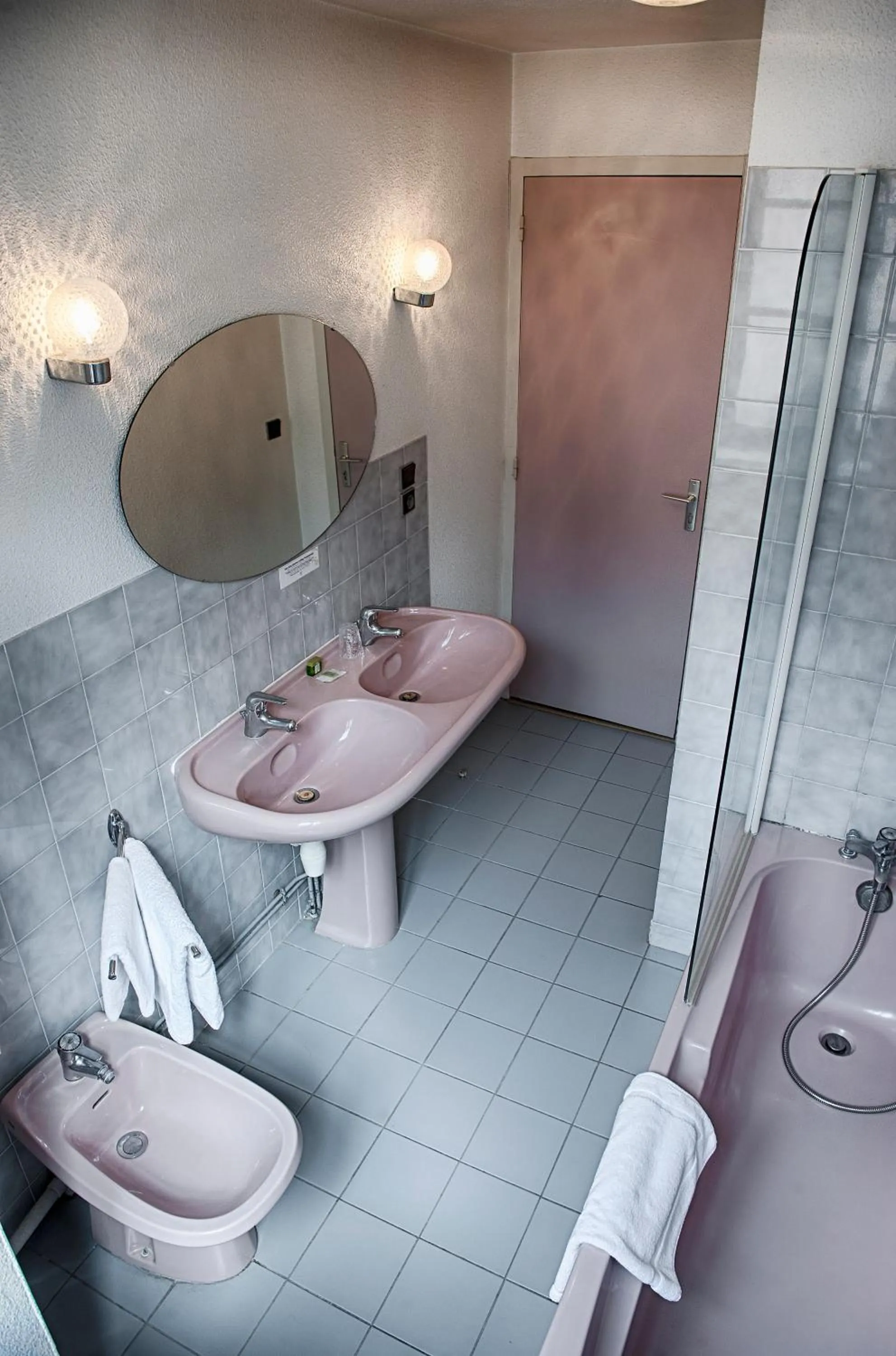 Bathroom in Logis Hôtel de france