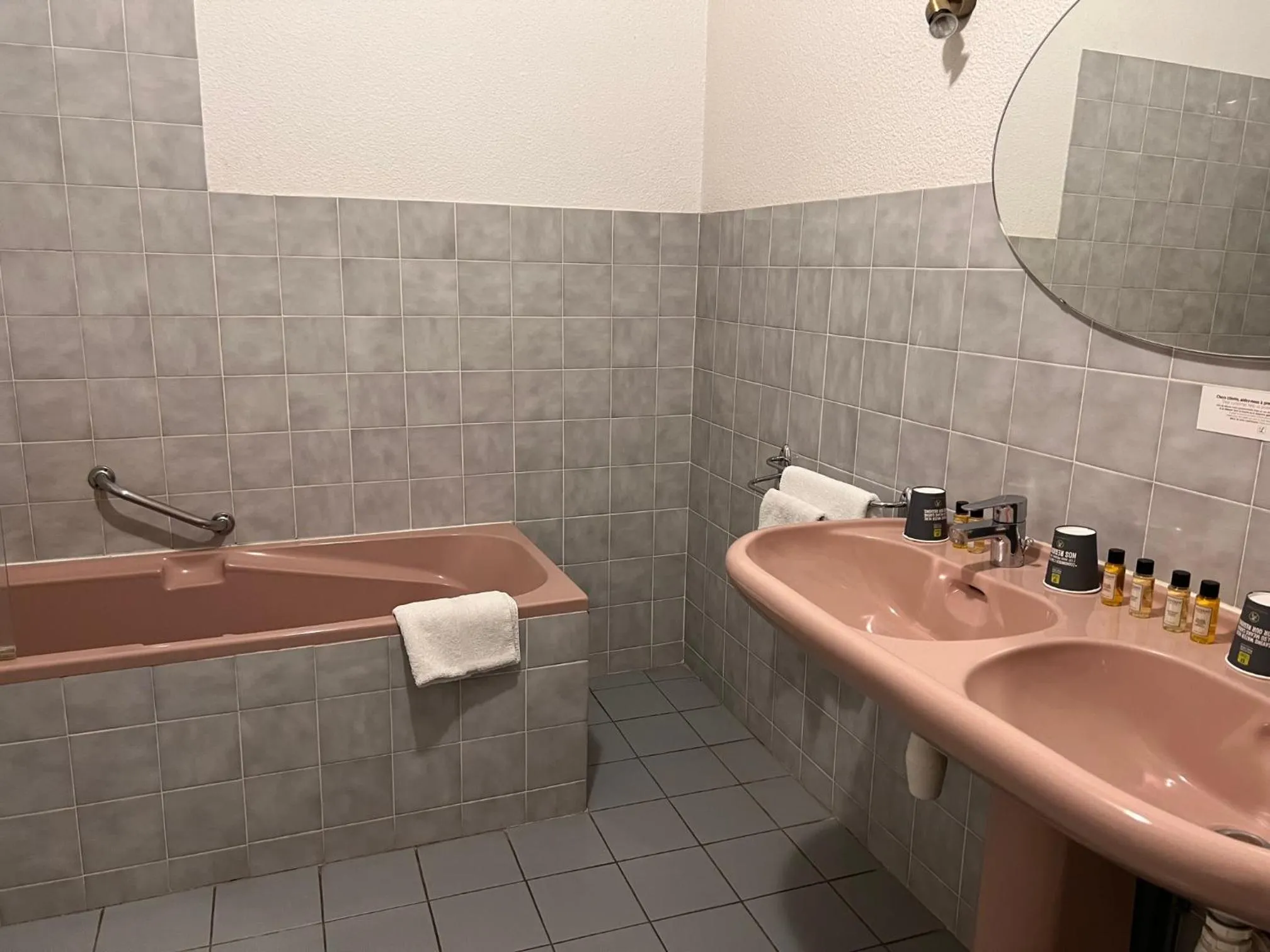 Bathroom in Logis Hôtel de france