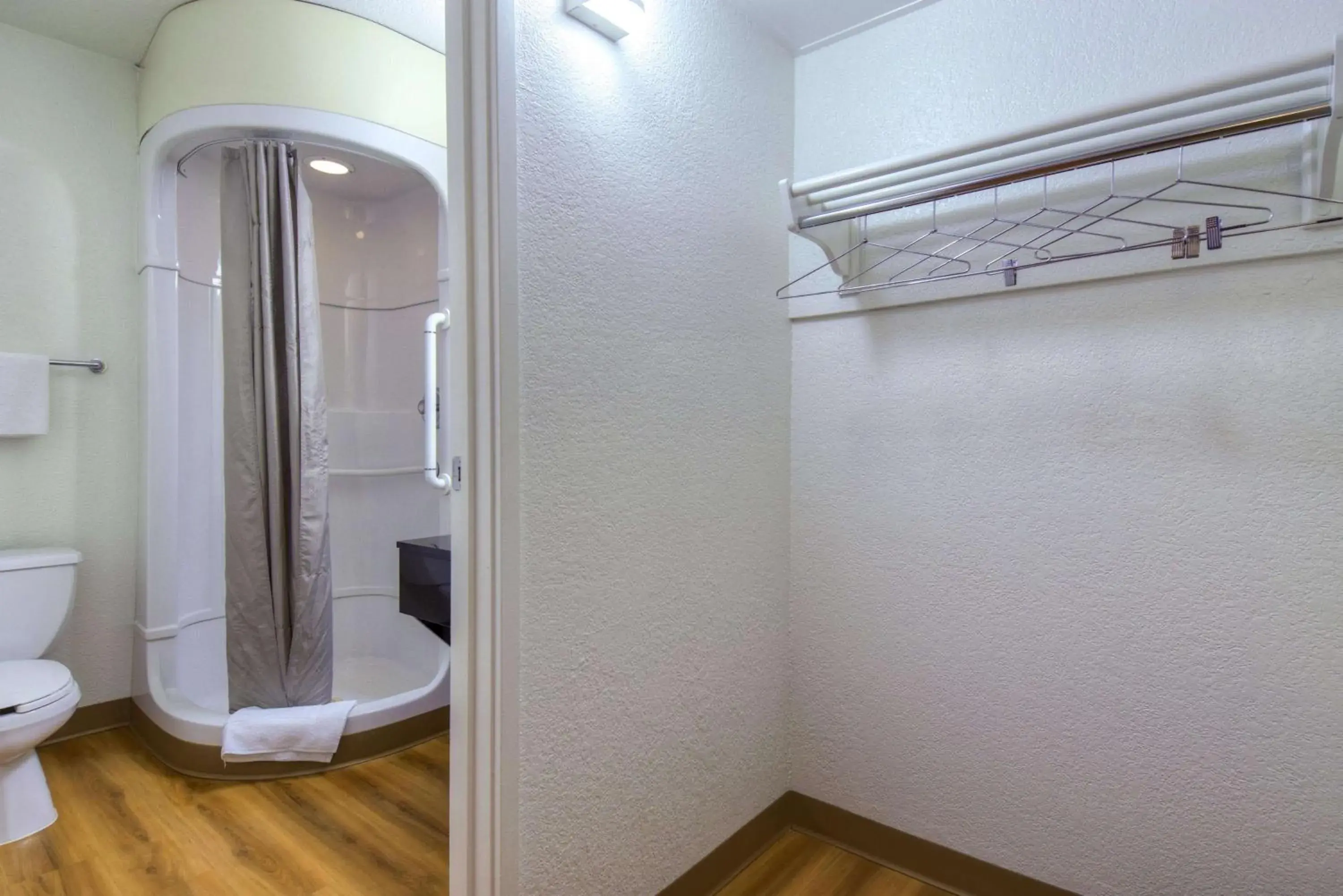 Deluxe Quadruple Room in Motel 6-Jurupa Valley, CA - Riverside West Deluxe Quadruple Room in Motel 6-Jurupa Valley, CA - Riverside West