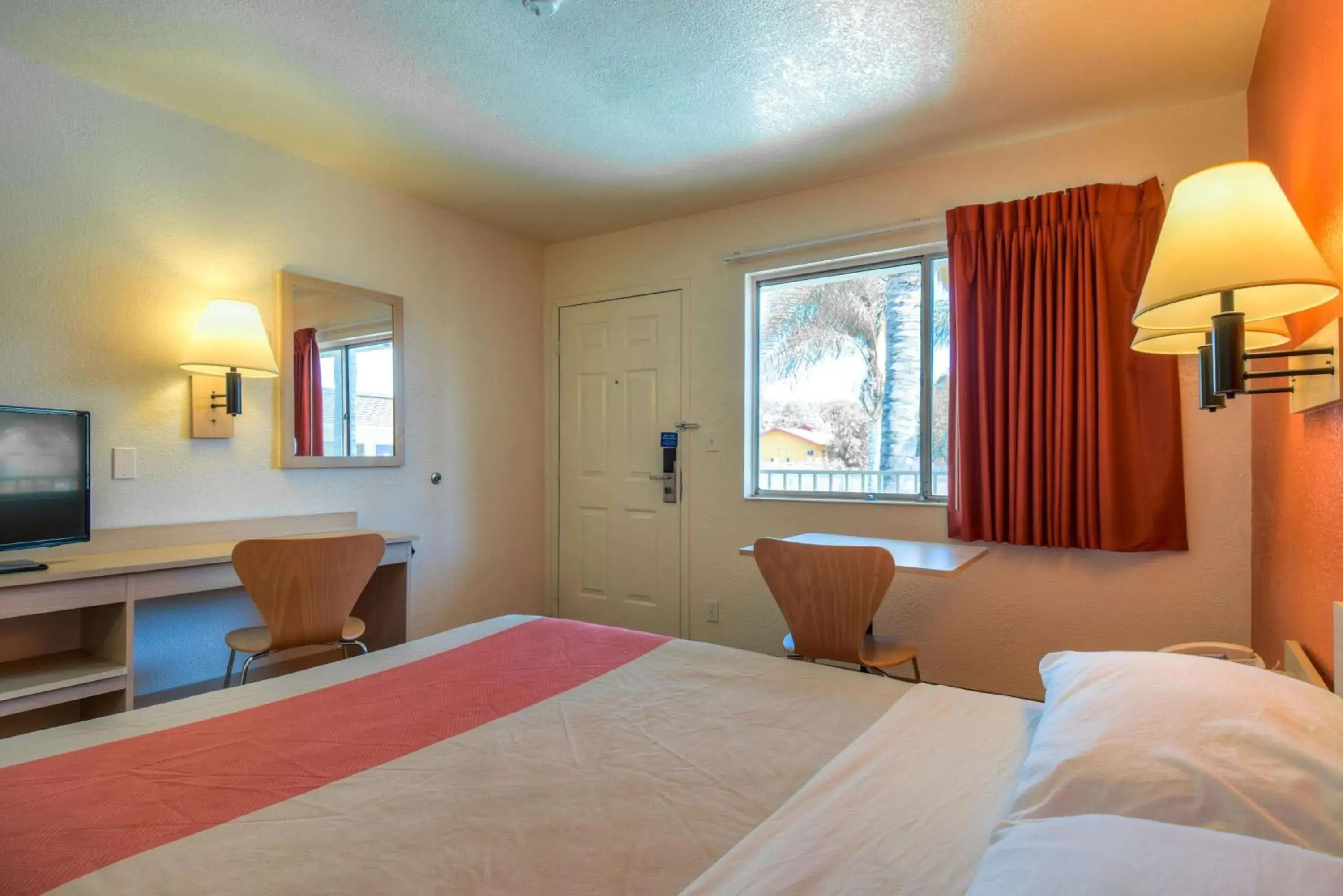 Queen Room in Motel 6-Jurupa Valley, CA - Riverside West Queen Room in Motel 6-Jurupa Valley, CA - Riverside West
