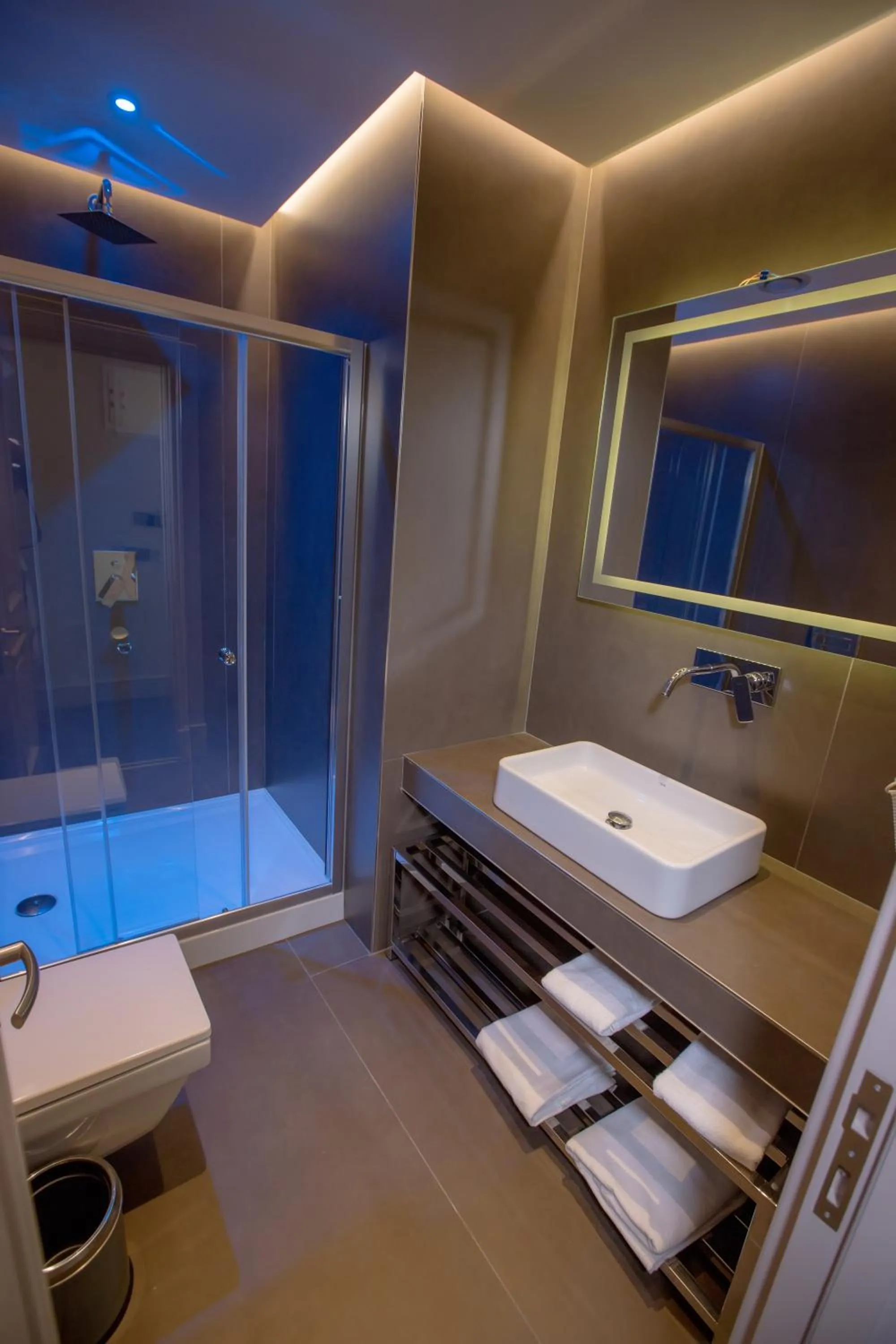 Shower in Anatolia Inn