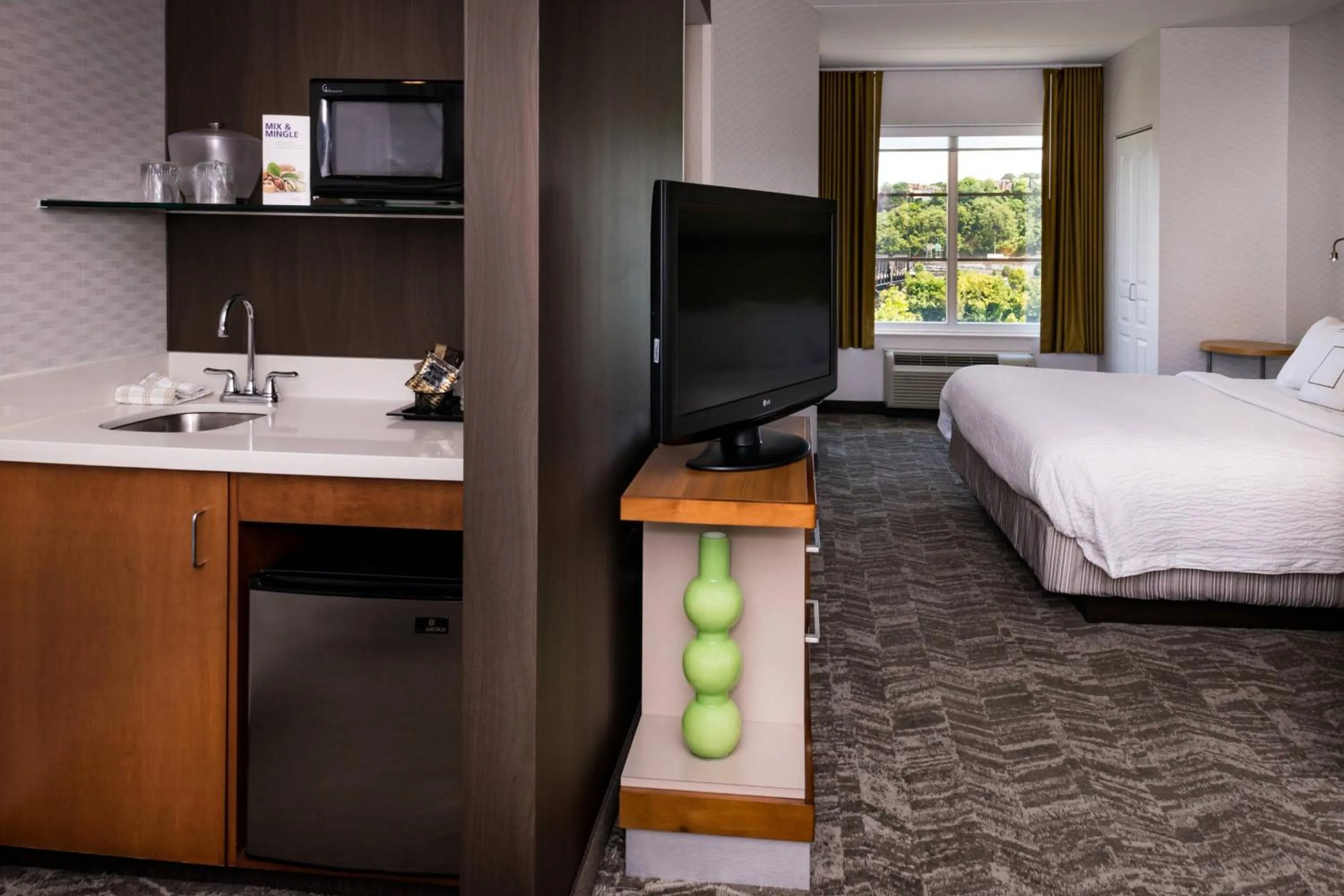 Bedroom, Bed in SpringHill Suites Pittsburgh Southside Works