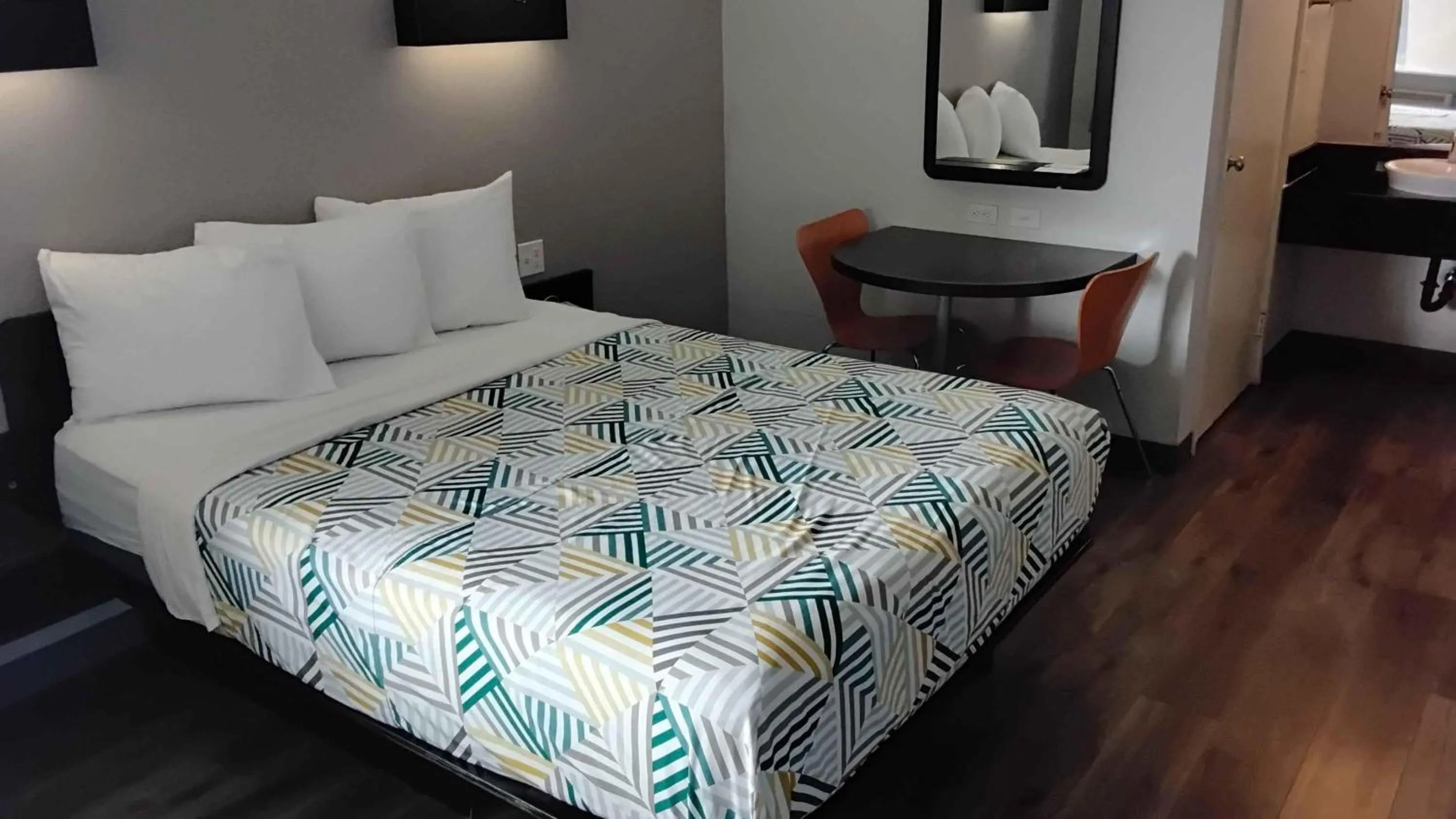 Bedroom, Bed in Motel 6-Watsonville, CA - Monterey Area