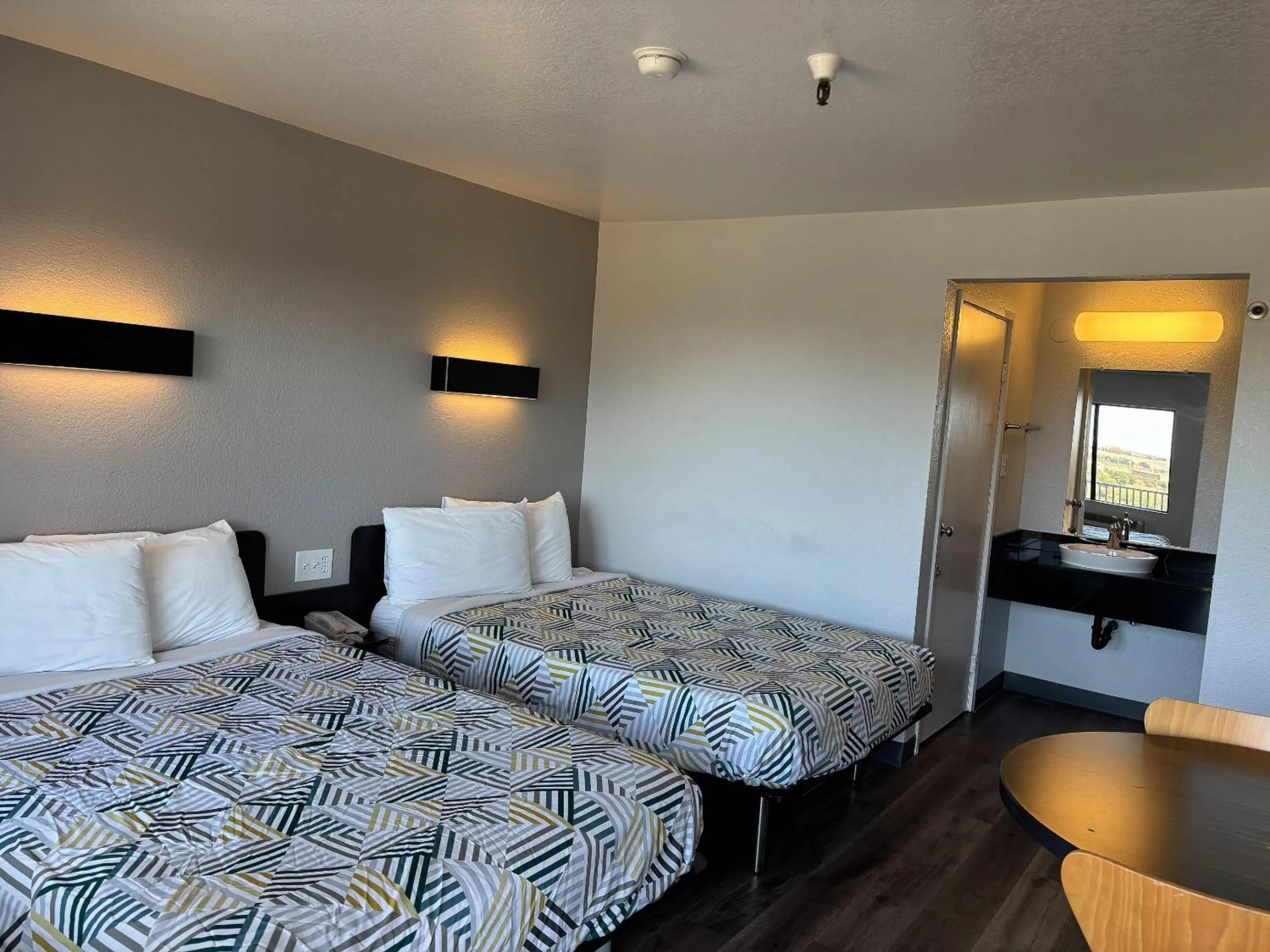 Bedroom, Bed in Motel 6-Watsonville, CA - Monterey Area