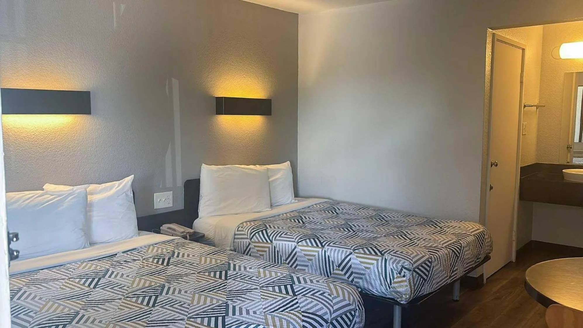 Bedroom, Bed in Motel 6-Watsonville, CA - Monterey Area