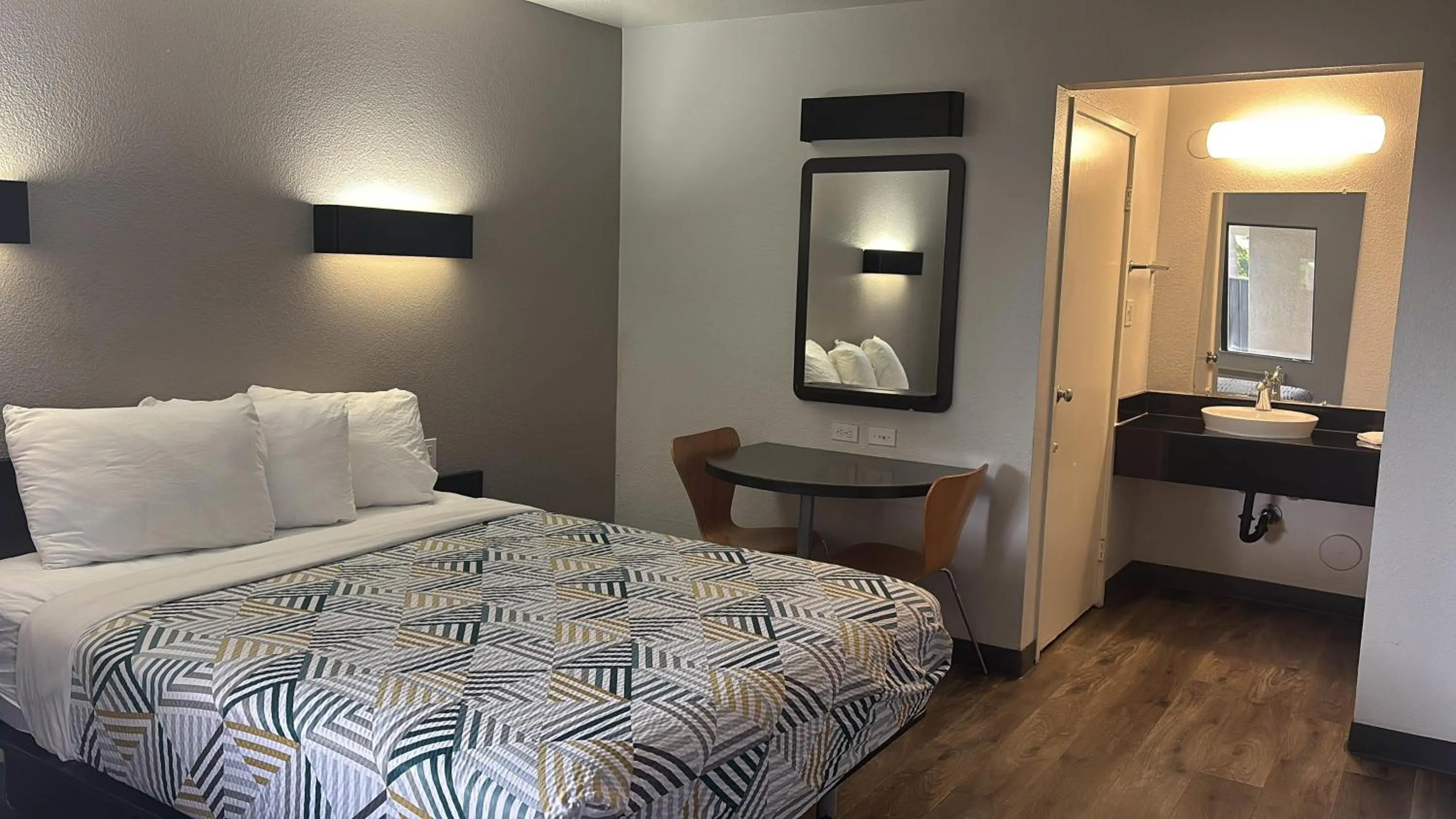 Bedroom, Bed in Motel 6-Watsonville, CA - Monterey Area