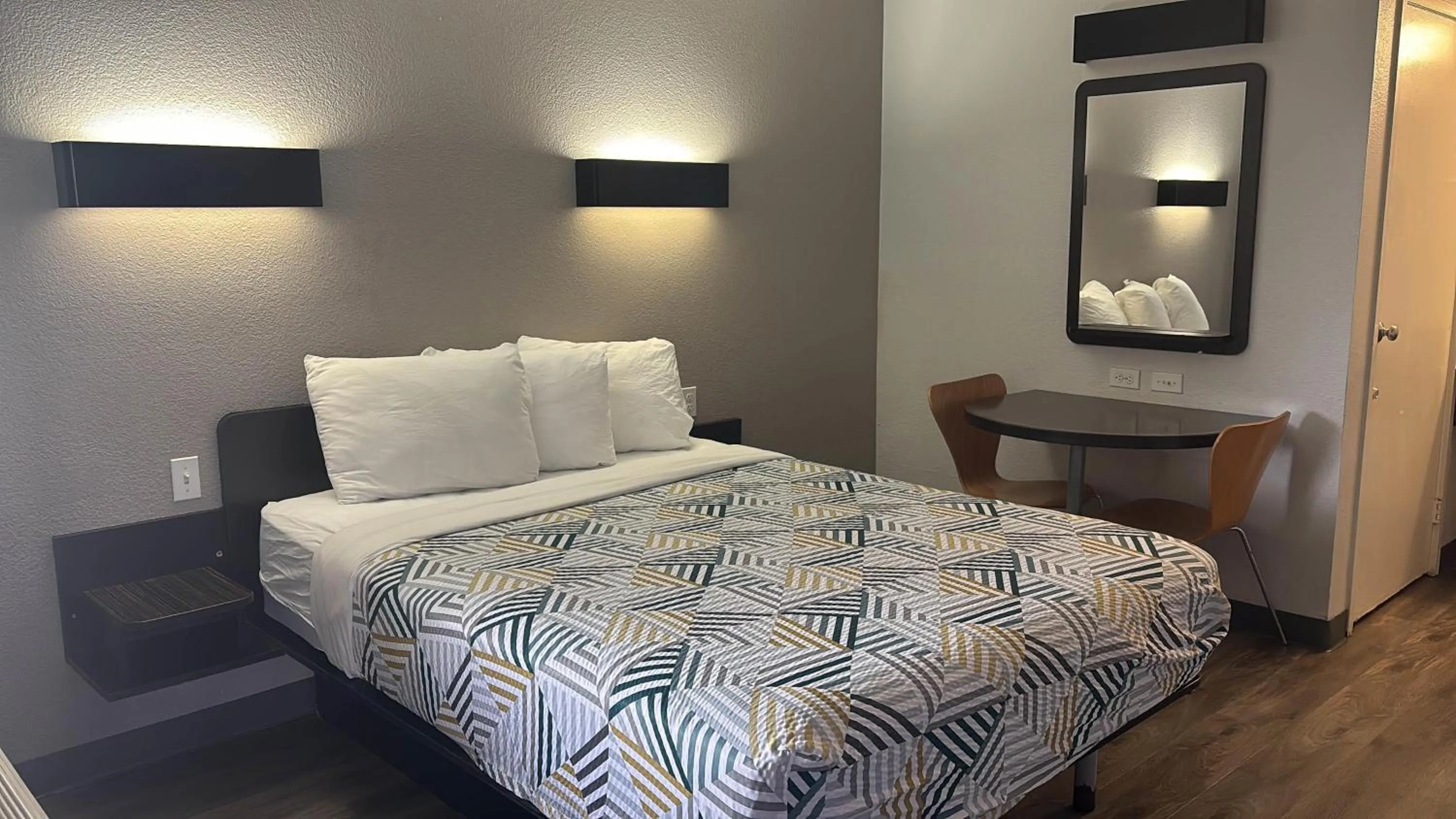 Bedroom, Bed in Motel 6-Watsonville, CA - Monterey Area