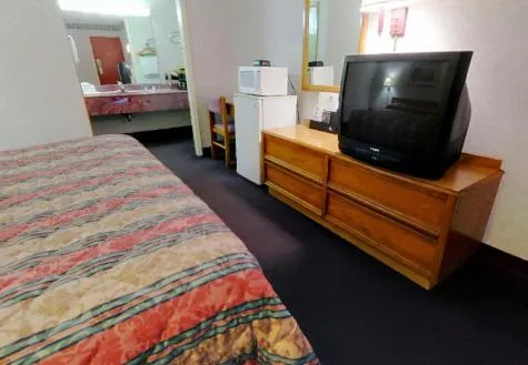 TV and multimedia in Americas Best Value Inn & Suites Macon