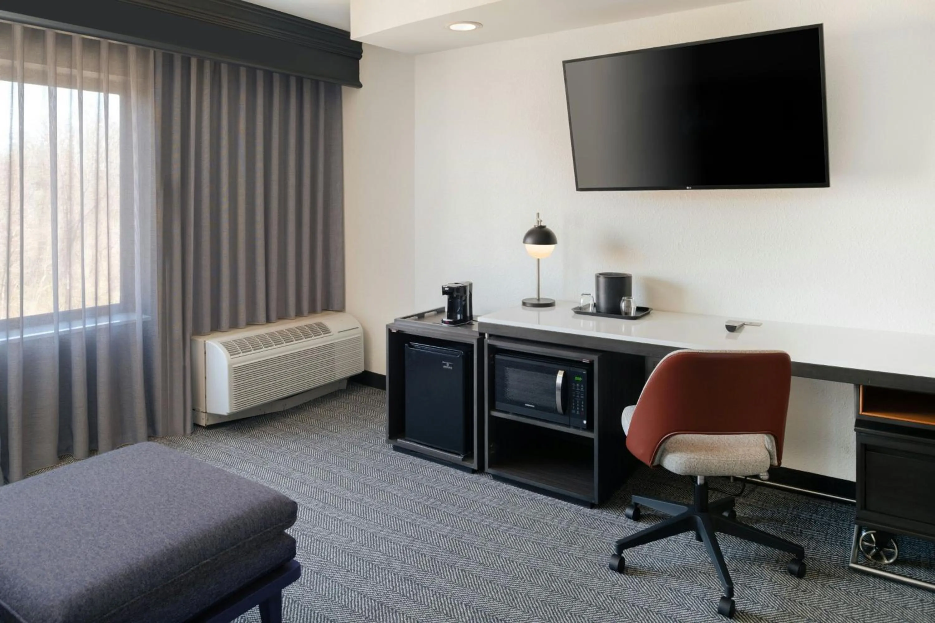 Photo of the whole room in Courtyard by Marriott Providence Lincoln