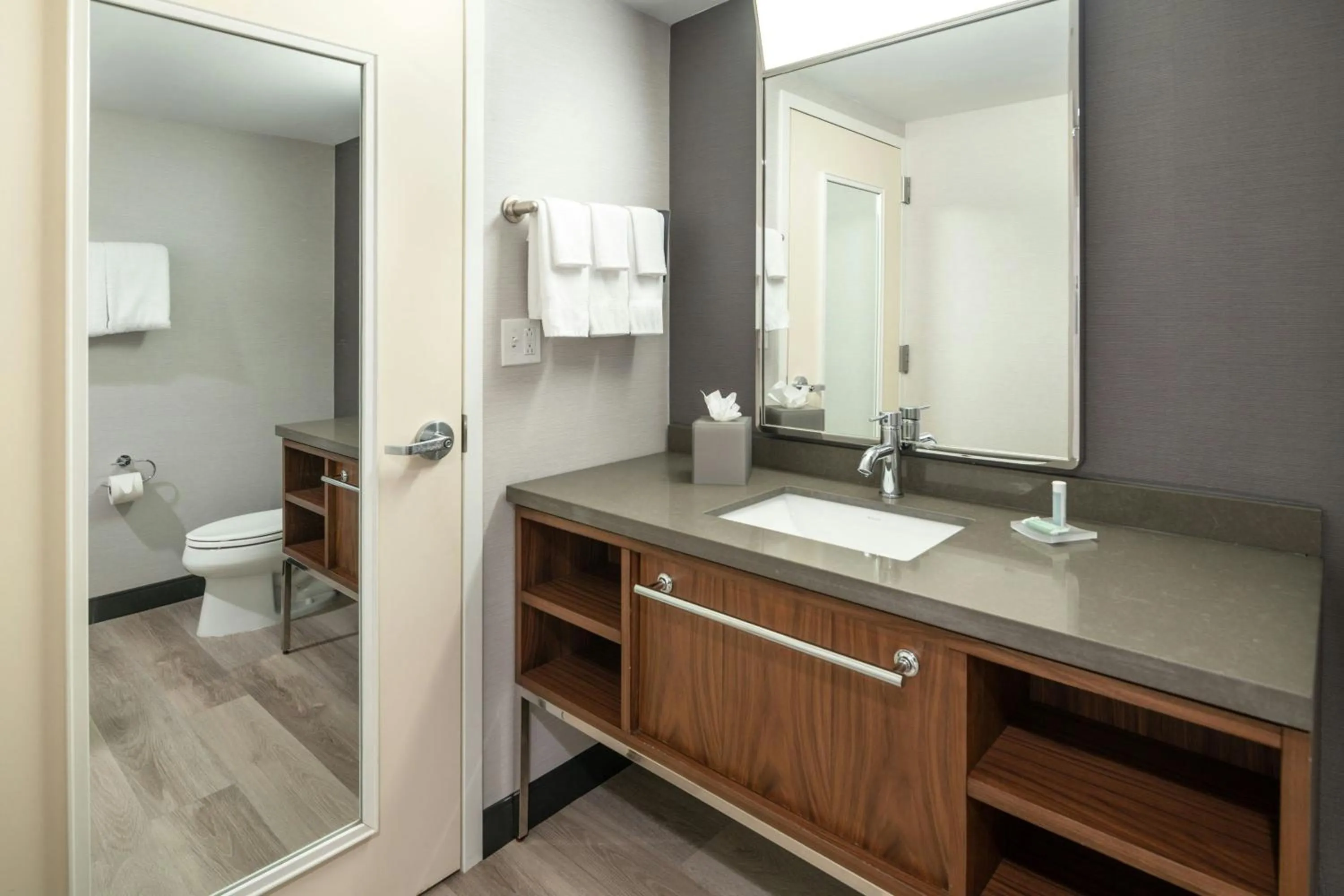 Photo of the whole room in Courtyard by Marriott Providence Lincoln