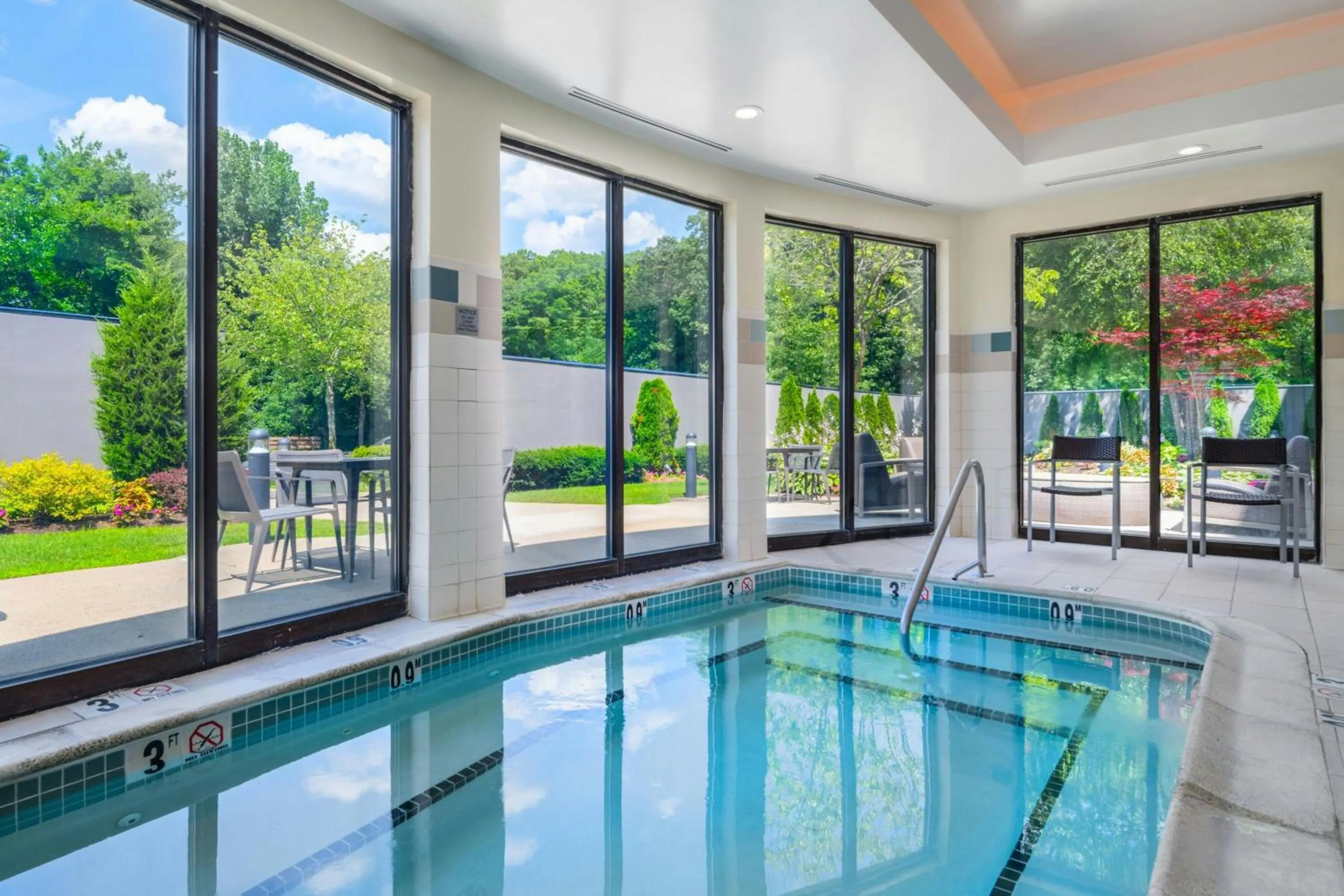 Swimming pool in Courtyard by Marriott Providence Lincoln