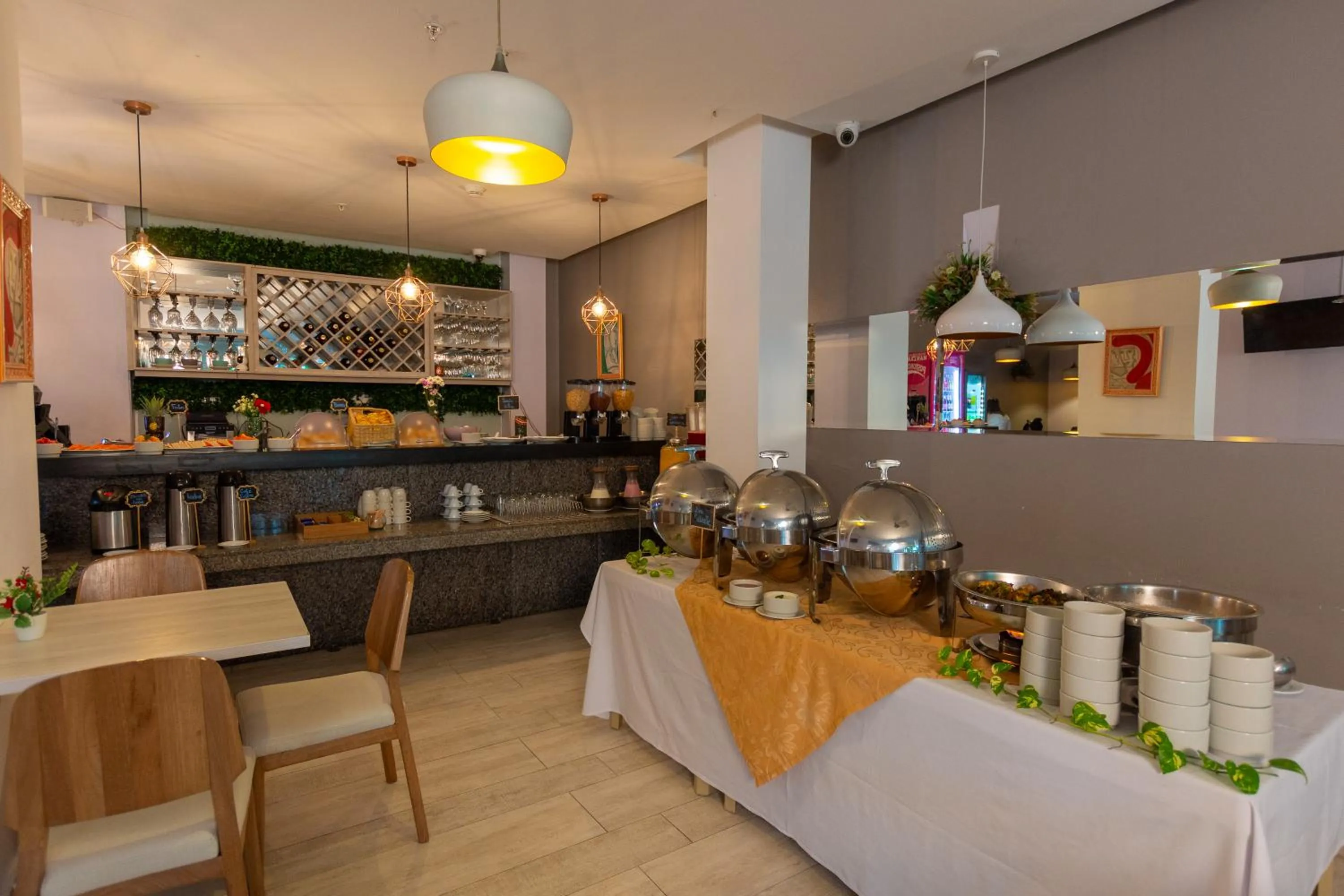 Restaurant/places to eat in Hotel Zi One Luxury