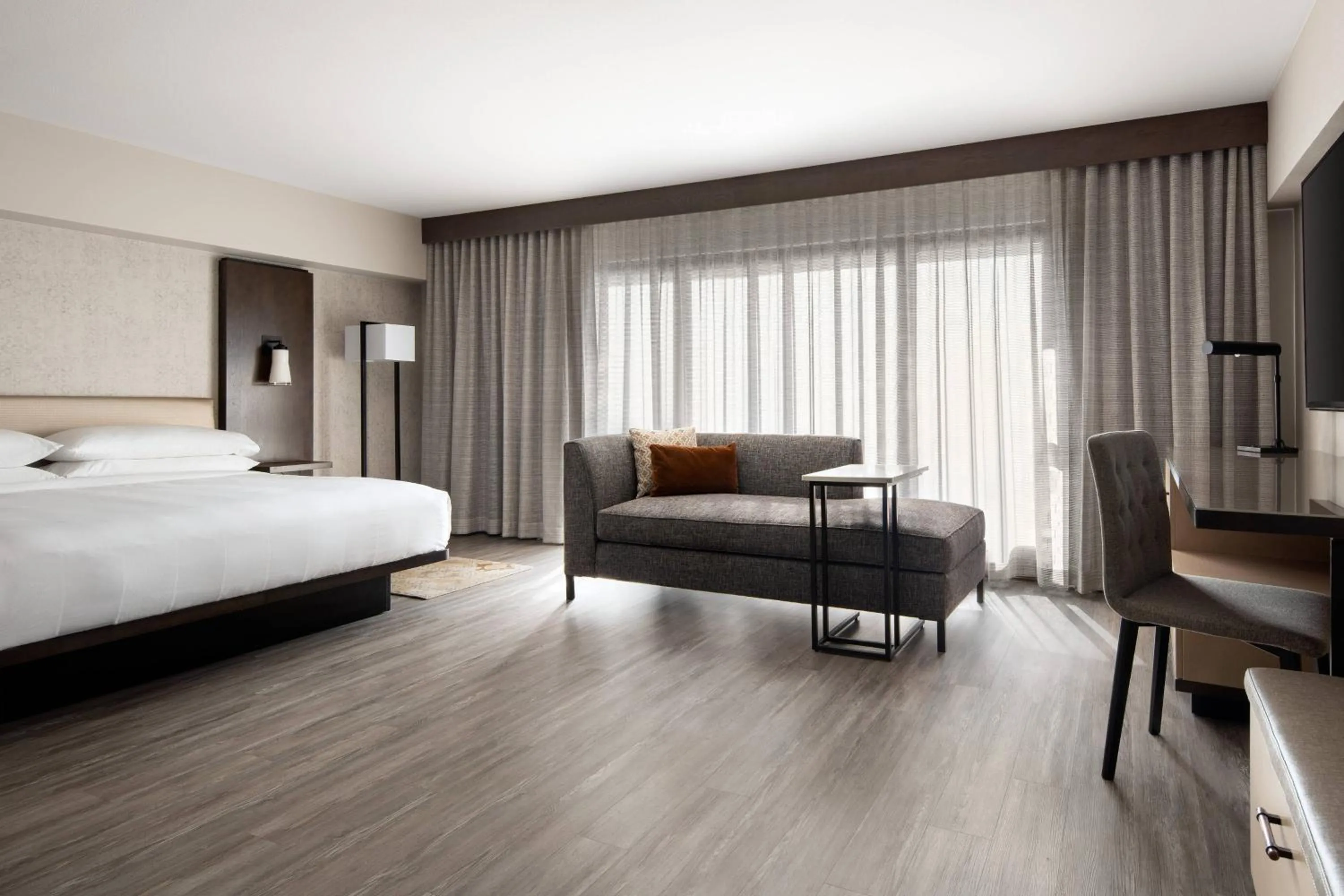 Bedroom, Bed in Marriott Riverside at the Convention Center