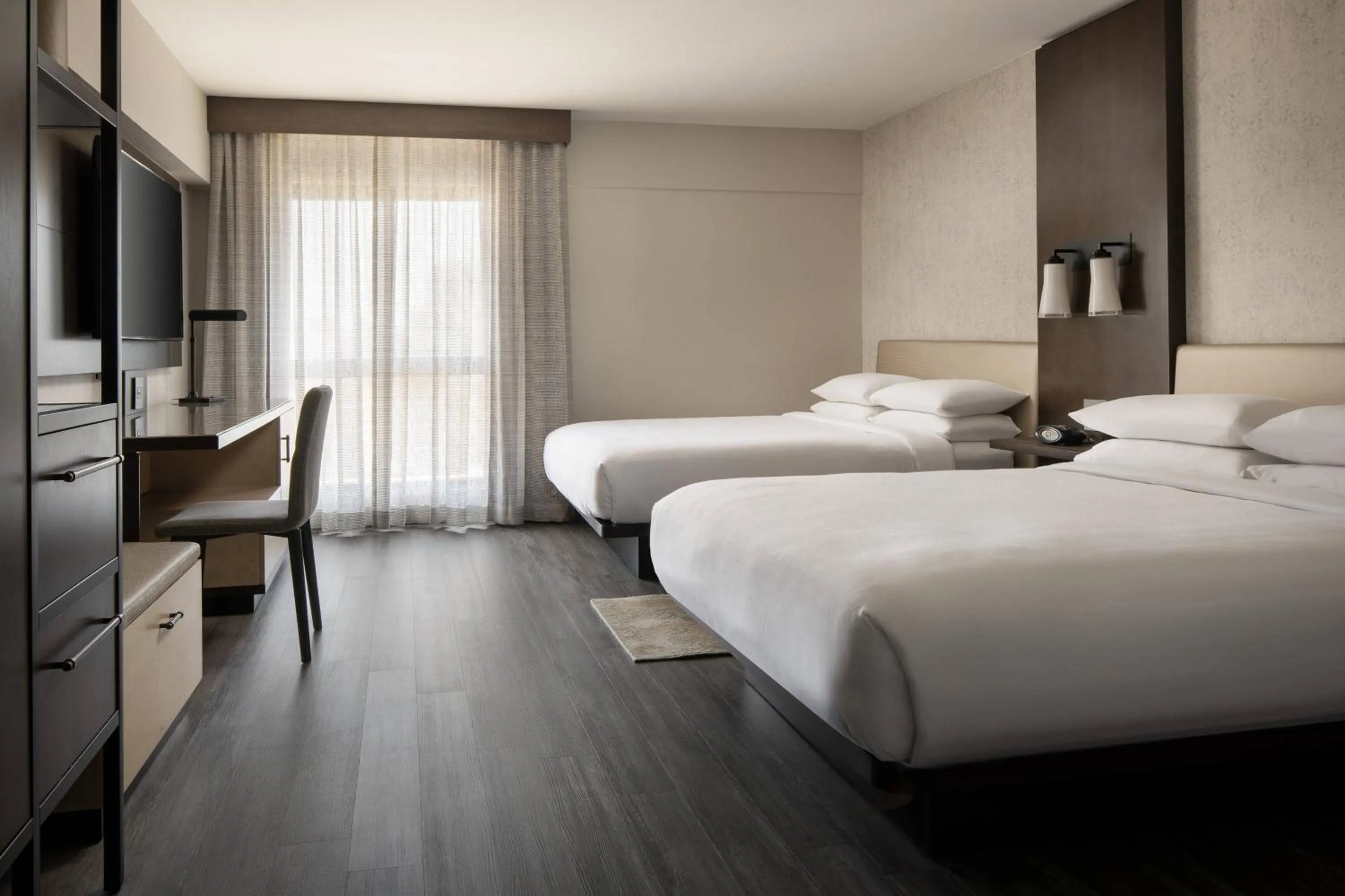 Photo of the whole room, Bed in Marriott Riverside at the Convention Center