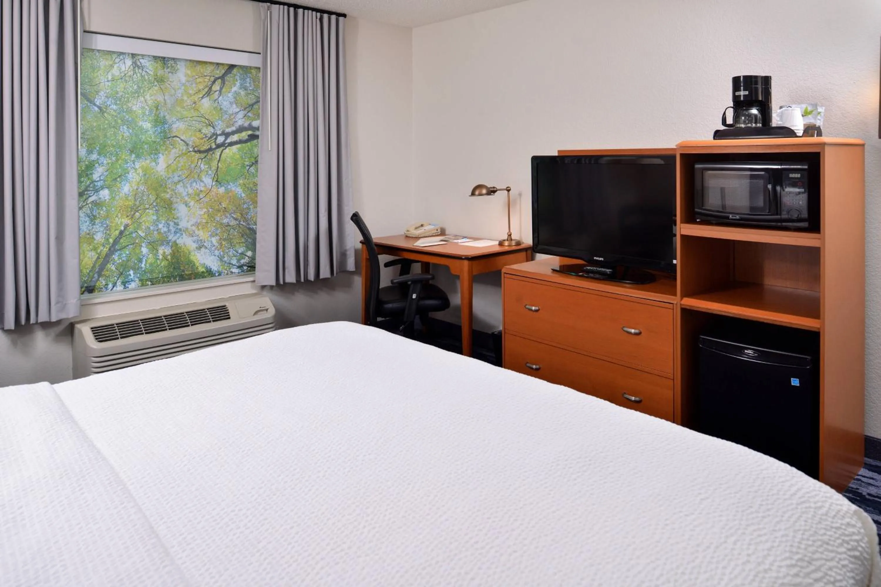 Photo of the whole room, Bed in Fairfield Inn and Suites Beloit
