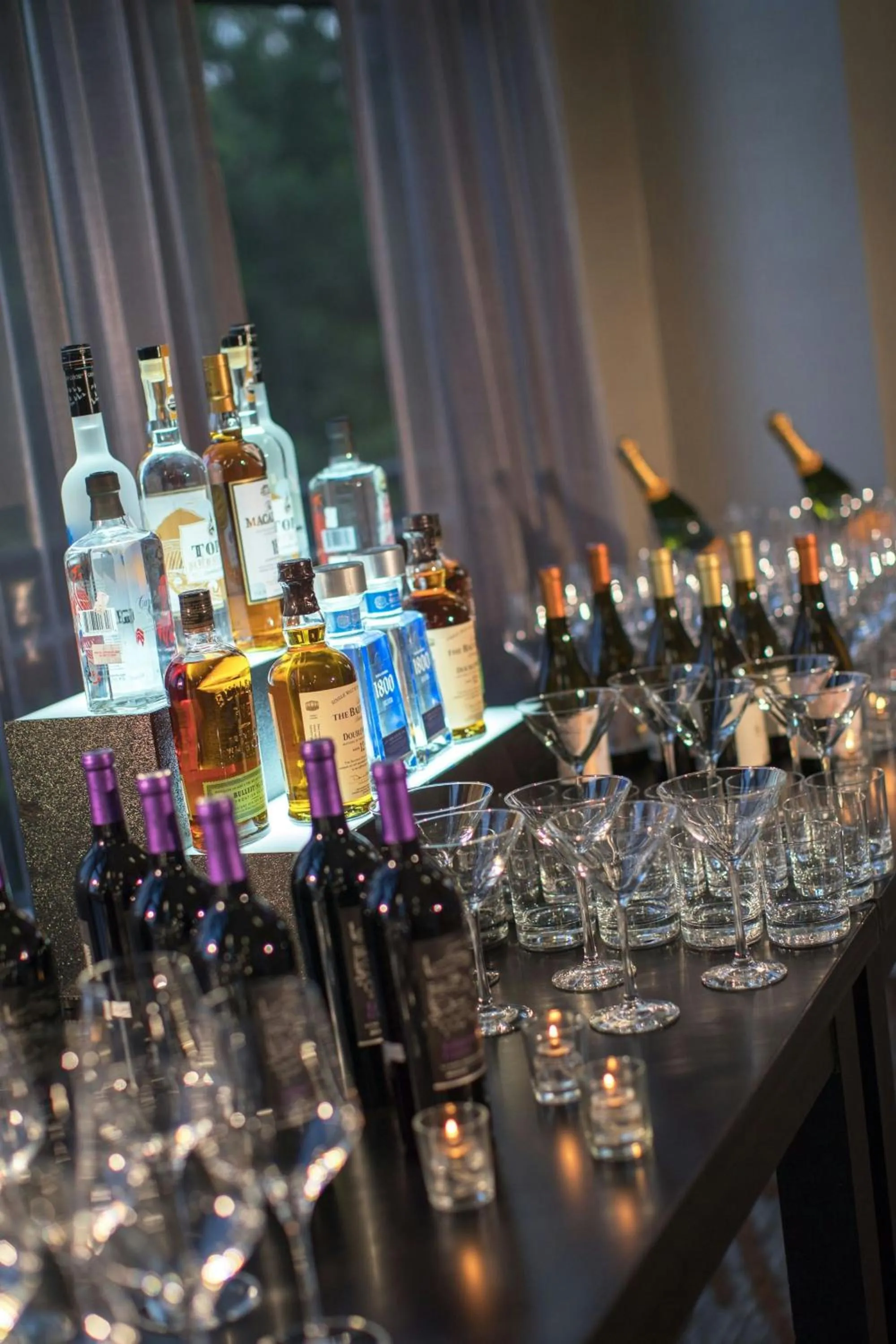 Lounge or bar in Renaissance Raleigh North Hills Hotel