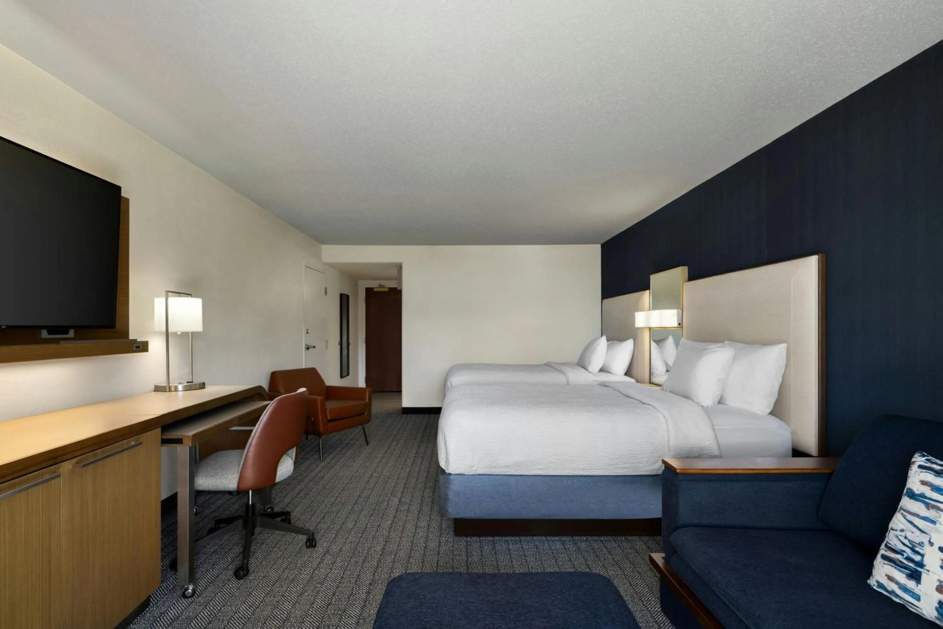 Photo of the whole room, Bed in Courtyard Richmond Chester