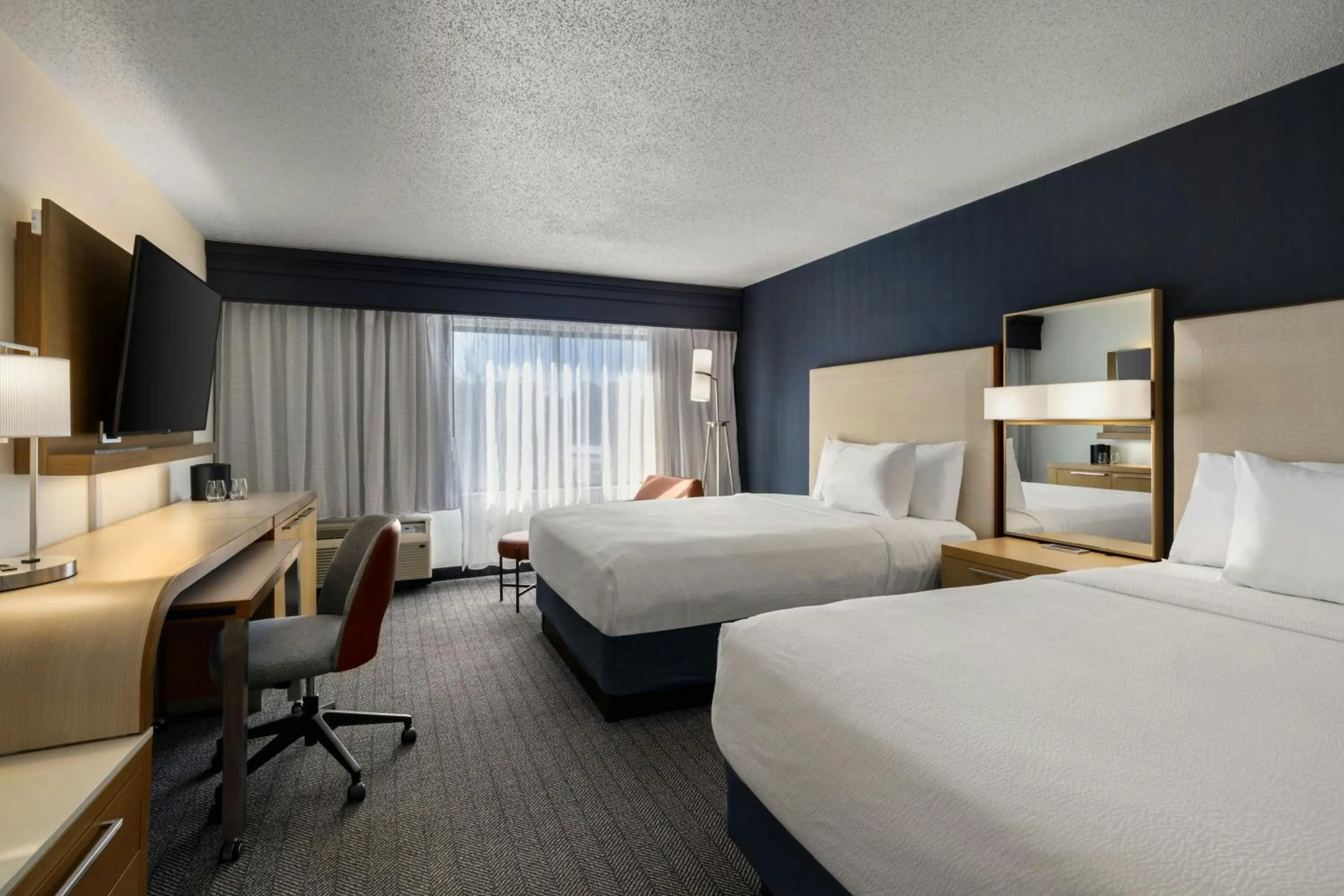 Photo of the whole room, Bed in Courtyard Richmond Chester