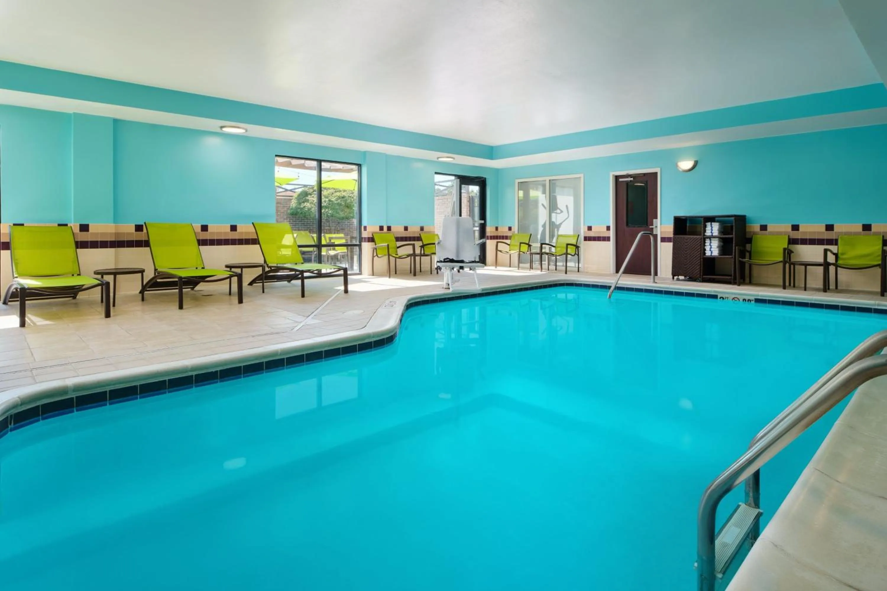 Swimming pool in SpringHill Suites Richmond Northwest