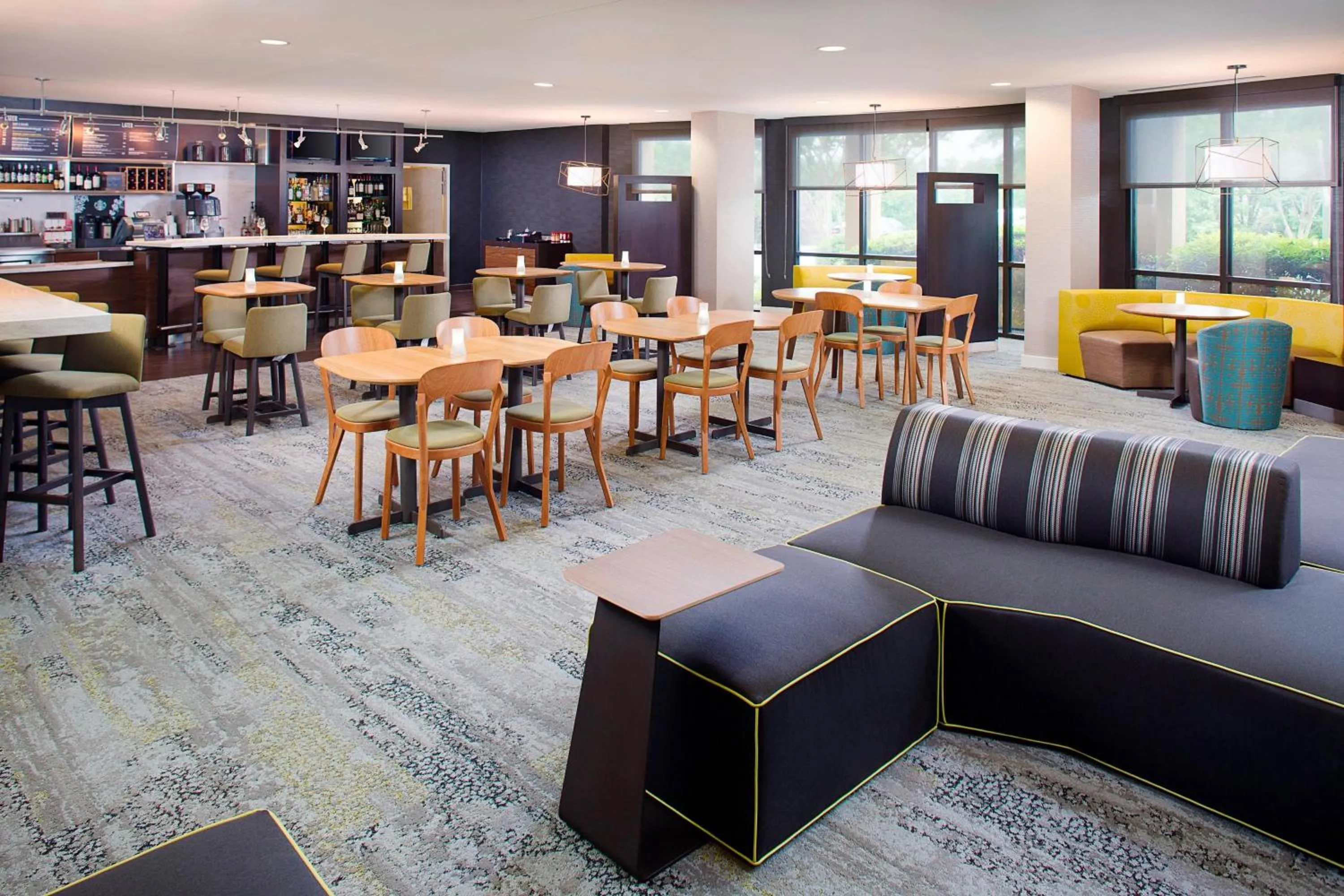 Restaurant/places to eat in Courtyard by Marriott Roanoke Airport