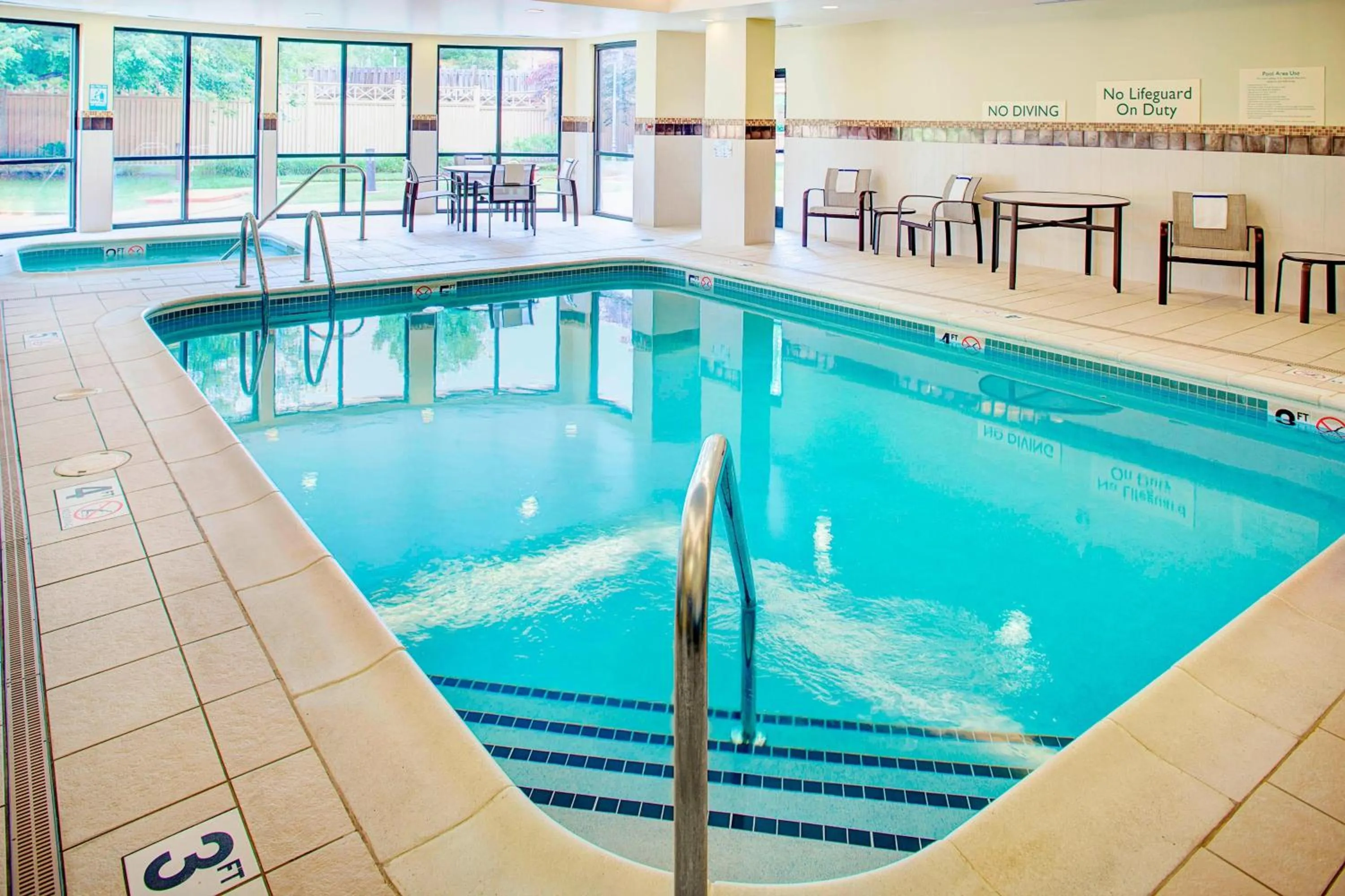 Swimming pool in Courtyard by Marriott Roanoke Airport