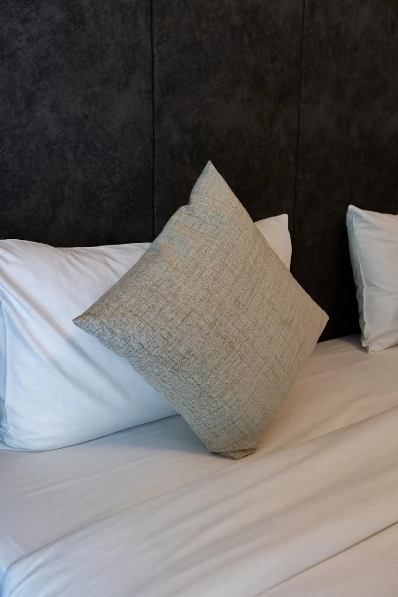 Bed in Orient Queen Homes Hotel