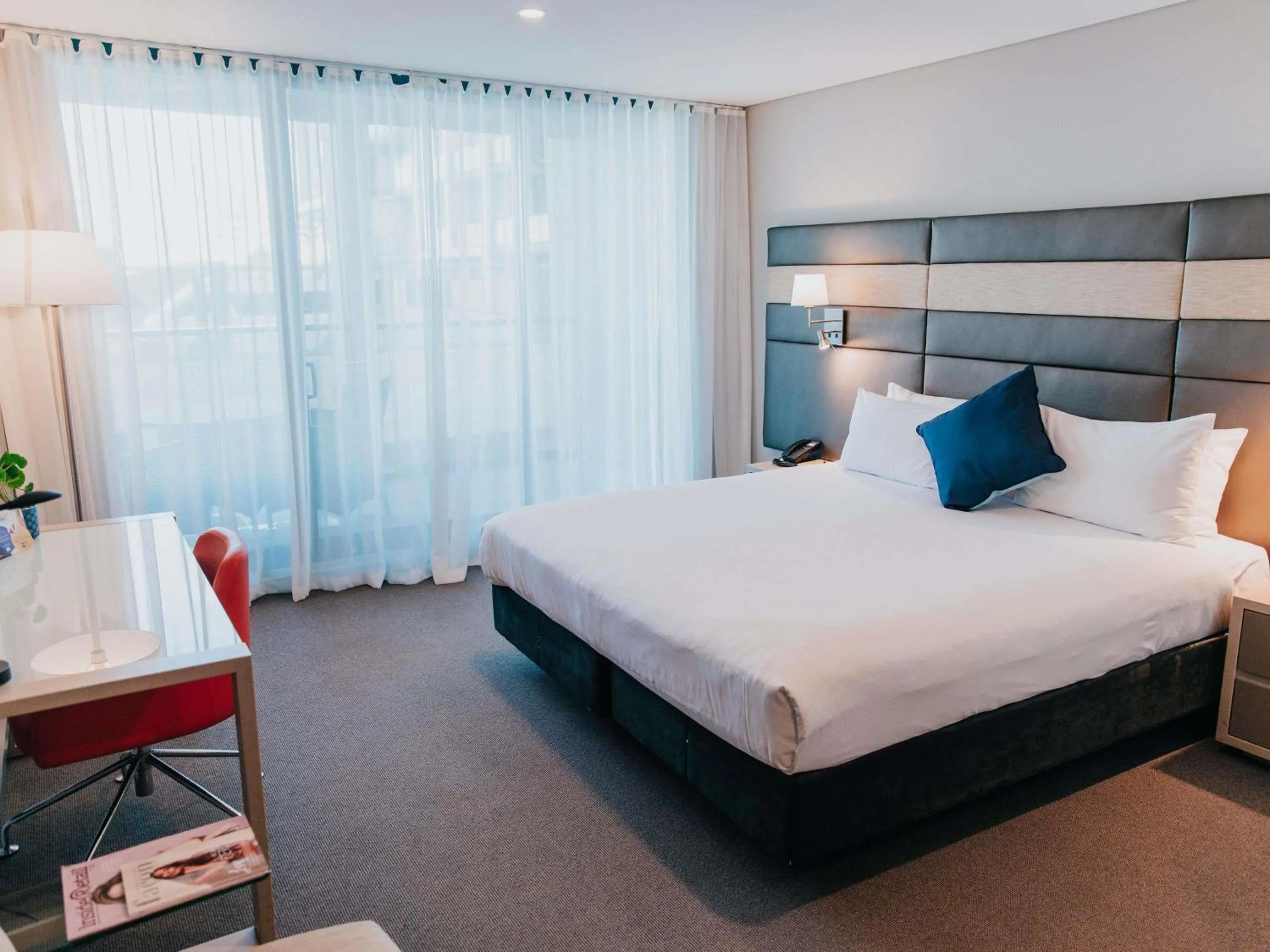 Property building, Bed in Novotel Newcastle Beach
